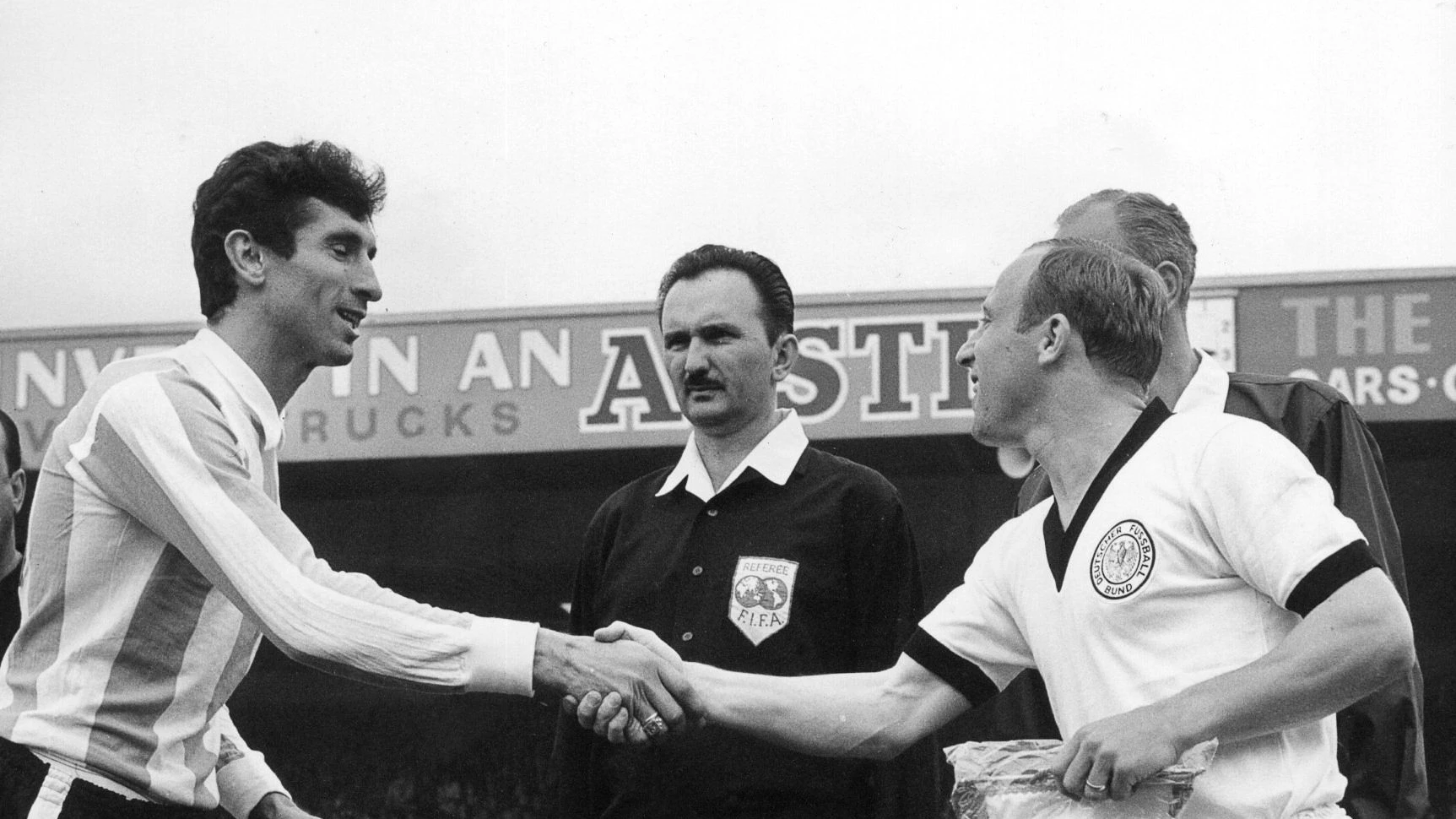 Shakehands mit Uwe Seeler: Der argentinische Kapitän Antonio Rattin (l) 1966 - dpa