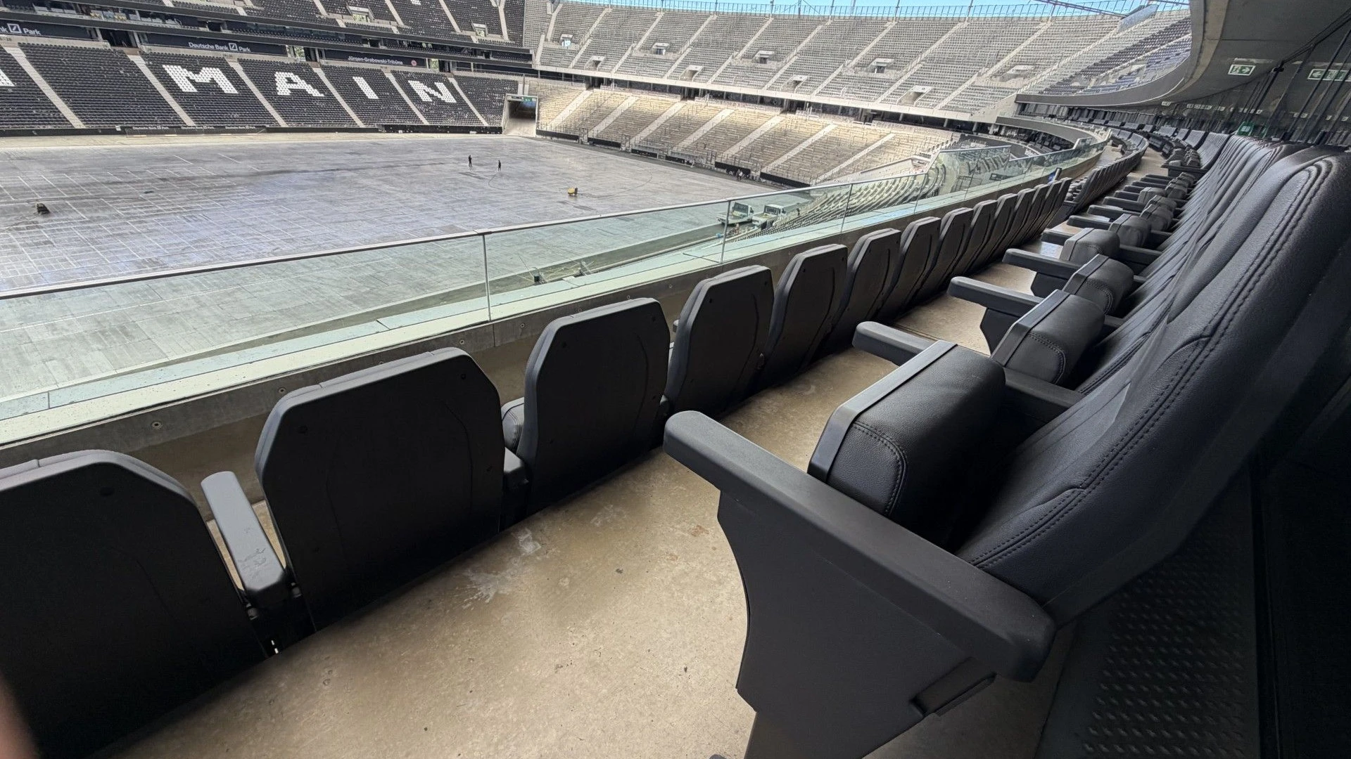 Waldstadion Frankfurt: Die Eintracht schafft durch wenige Zentimeter Hunderte VIP-Plätze