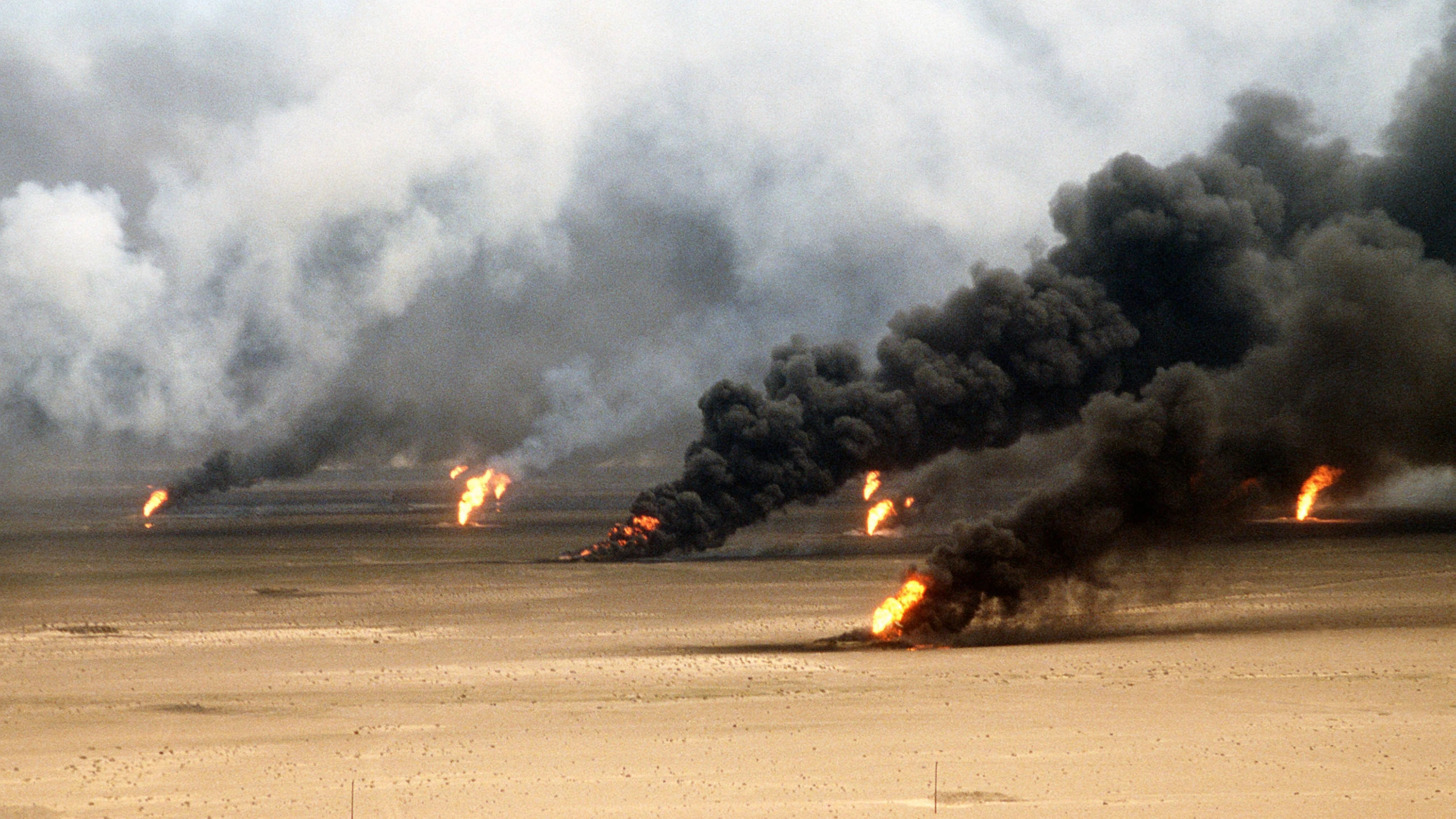 Brennende Ölquellen trugen 1990 zu einem Ölpreisschock bei. Für die Privatmärkte wäre das folgende ökonomische Szenario eher weniger vorteilhaft gewesen. - Picture Alliance