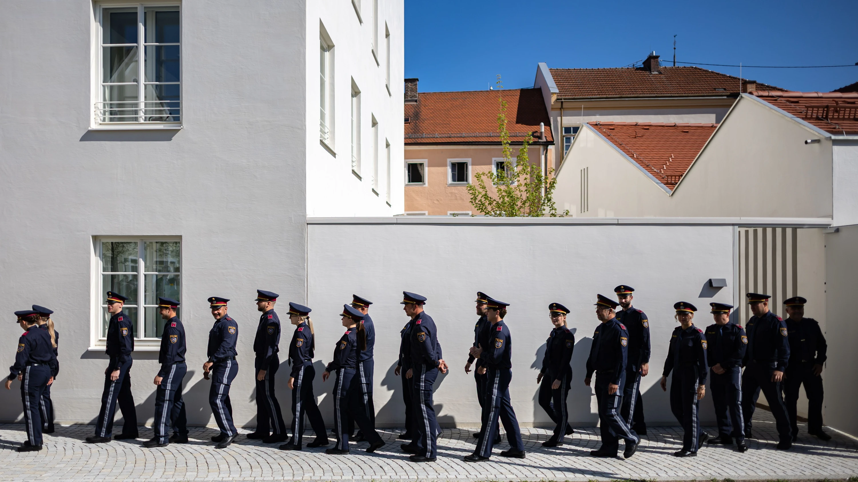 Arbeiten nun in Hitlers Geburtshaus: Polizisten während der Einweihung als Polizeistation am 22. Juli - EPA