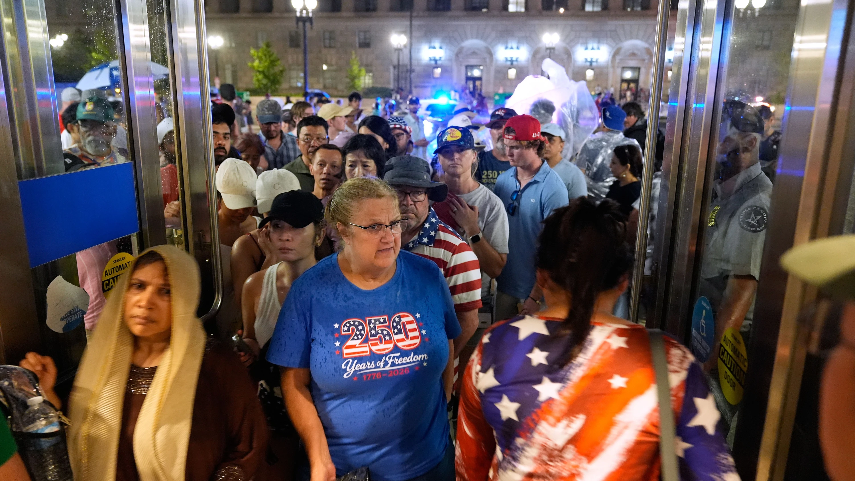 Menschen in Washington suchen nach einer Unwetterwarnung Schutz. - AP