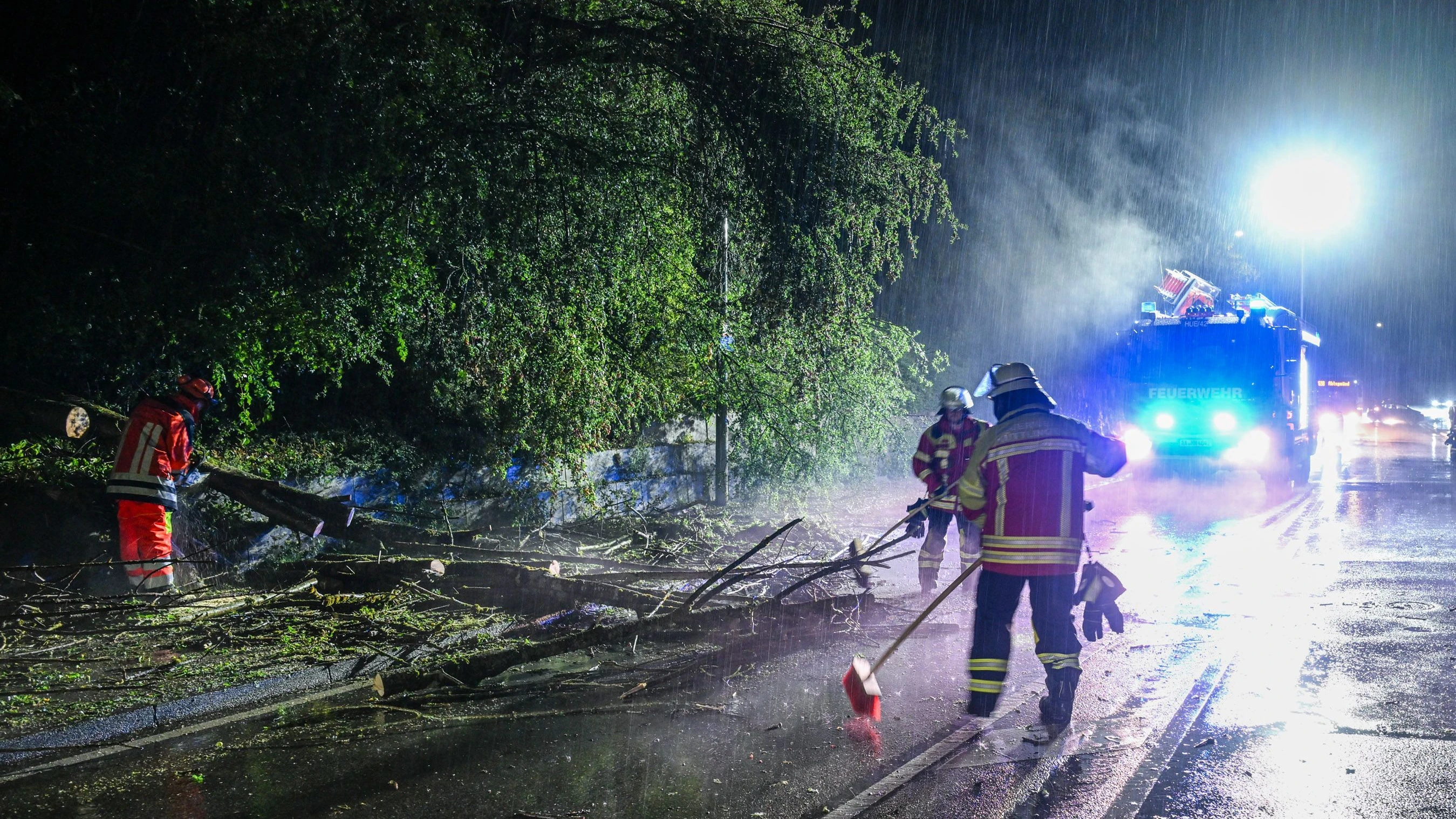 Heftige Gewitter: 60-Jähriger in Karlsruhe von Baum erschlagen