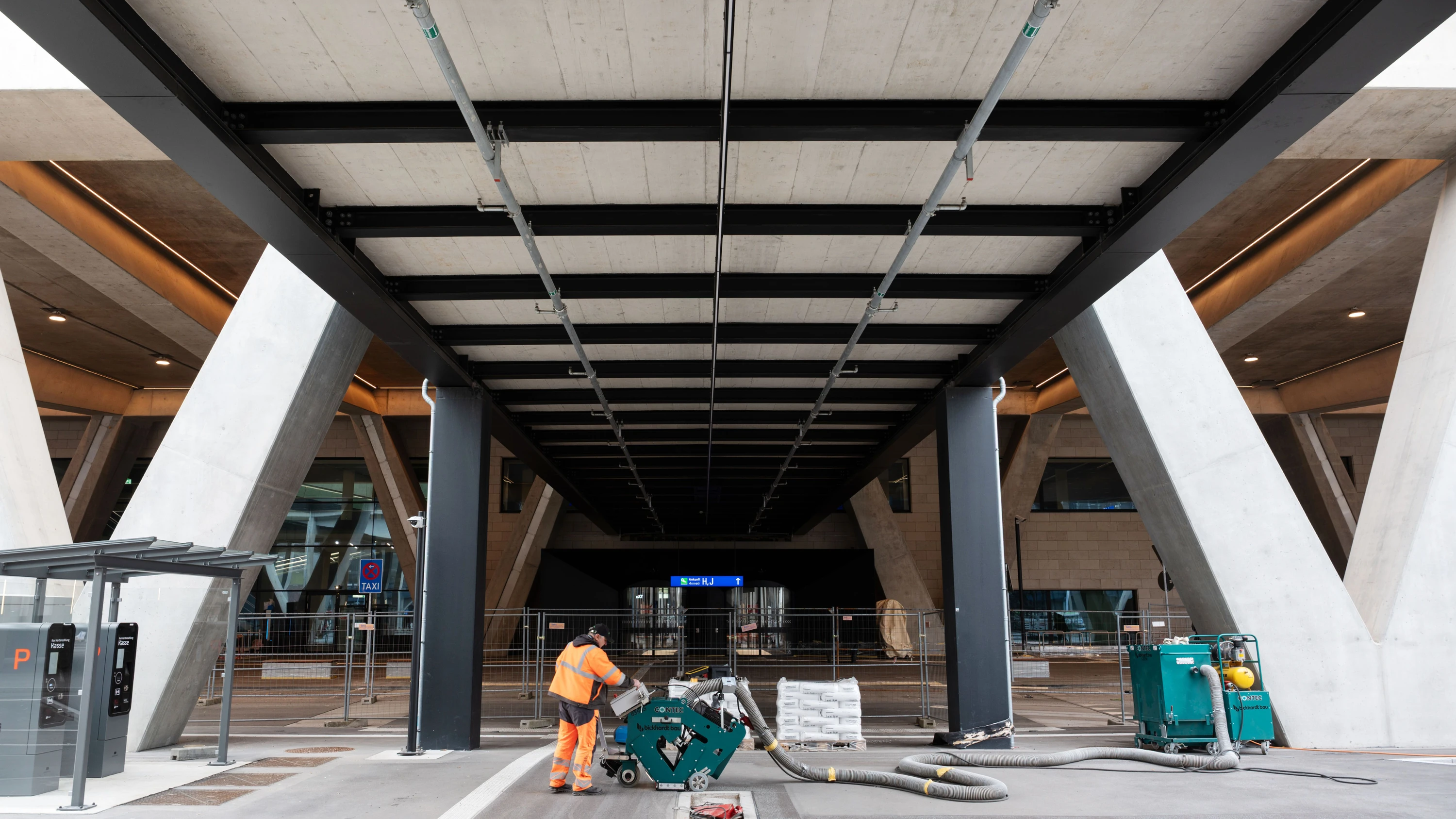 Hereinspaziert: der Eingang zum neuen Terminal 3 des Frankfurter Flughafens - Frank Röth