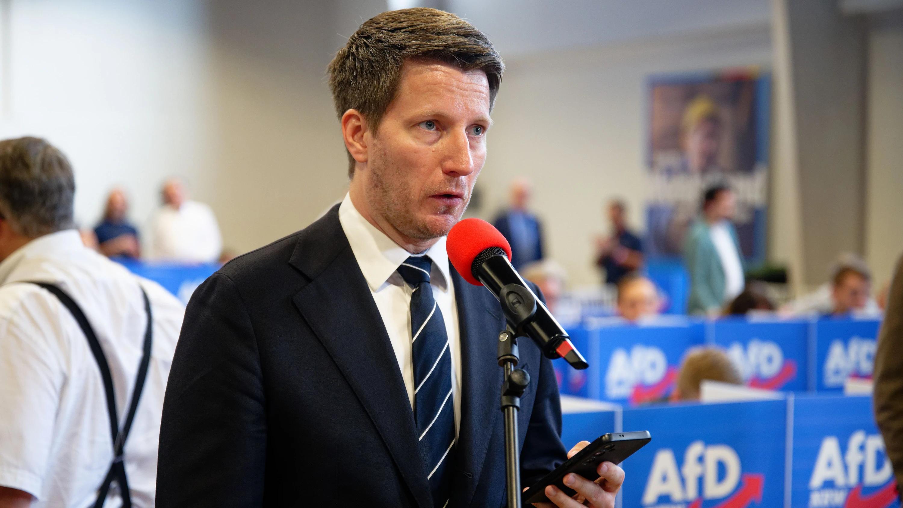 NRW-AfD zerlegt sich: Weidels Unterstützer verlassen den Saal NRW-AfD zerlegt sich: Weidels Unterstützer verlassen den Saal