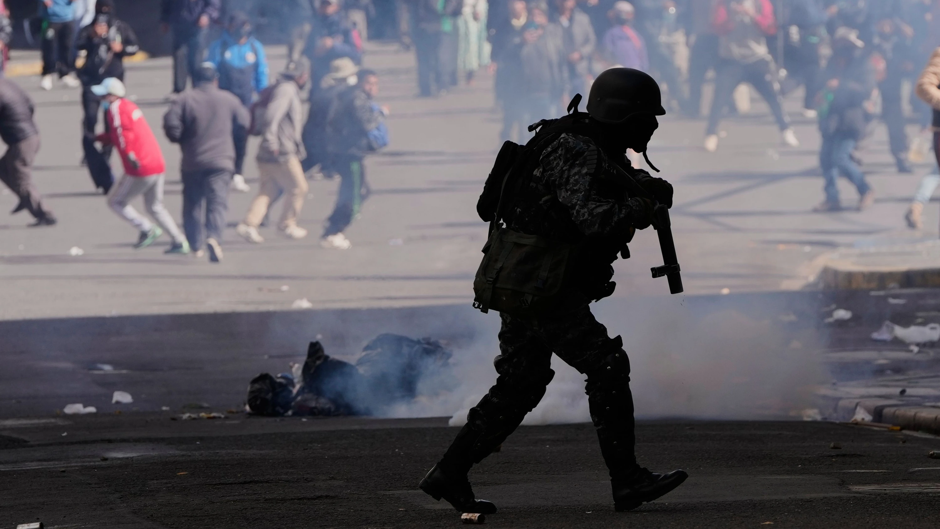 Ein Polizist rennt, nachdem er während einer regierungskritischen Demonstration in La Paz, Bolivien, Tränengas gegen Demonstranten eingesetzt hat. - dpa