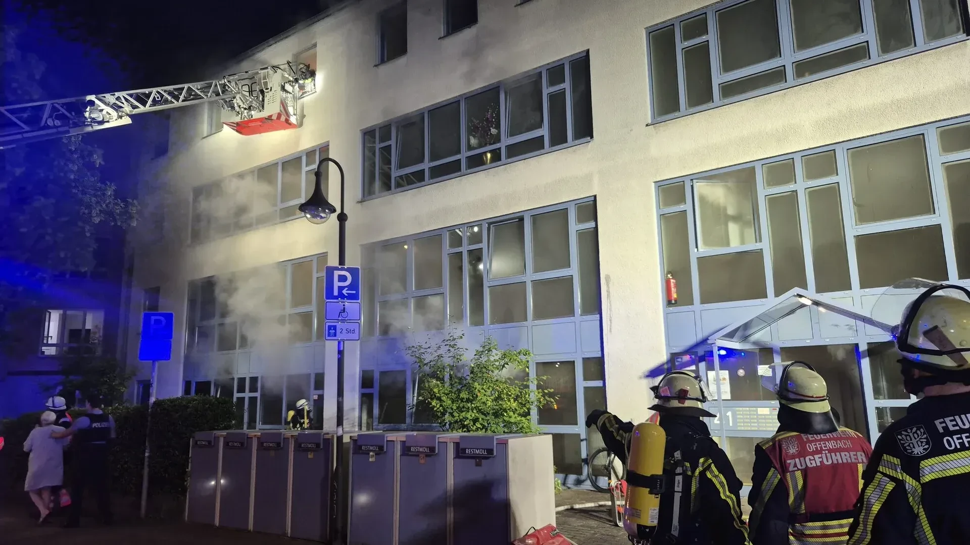 Die Feuerwehr musste zur Rettung eine Drehleiter einsetzen - Feuerwehr Offenbach