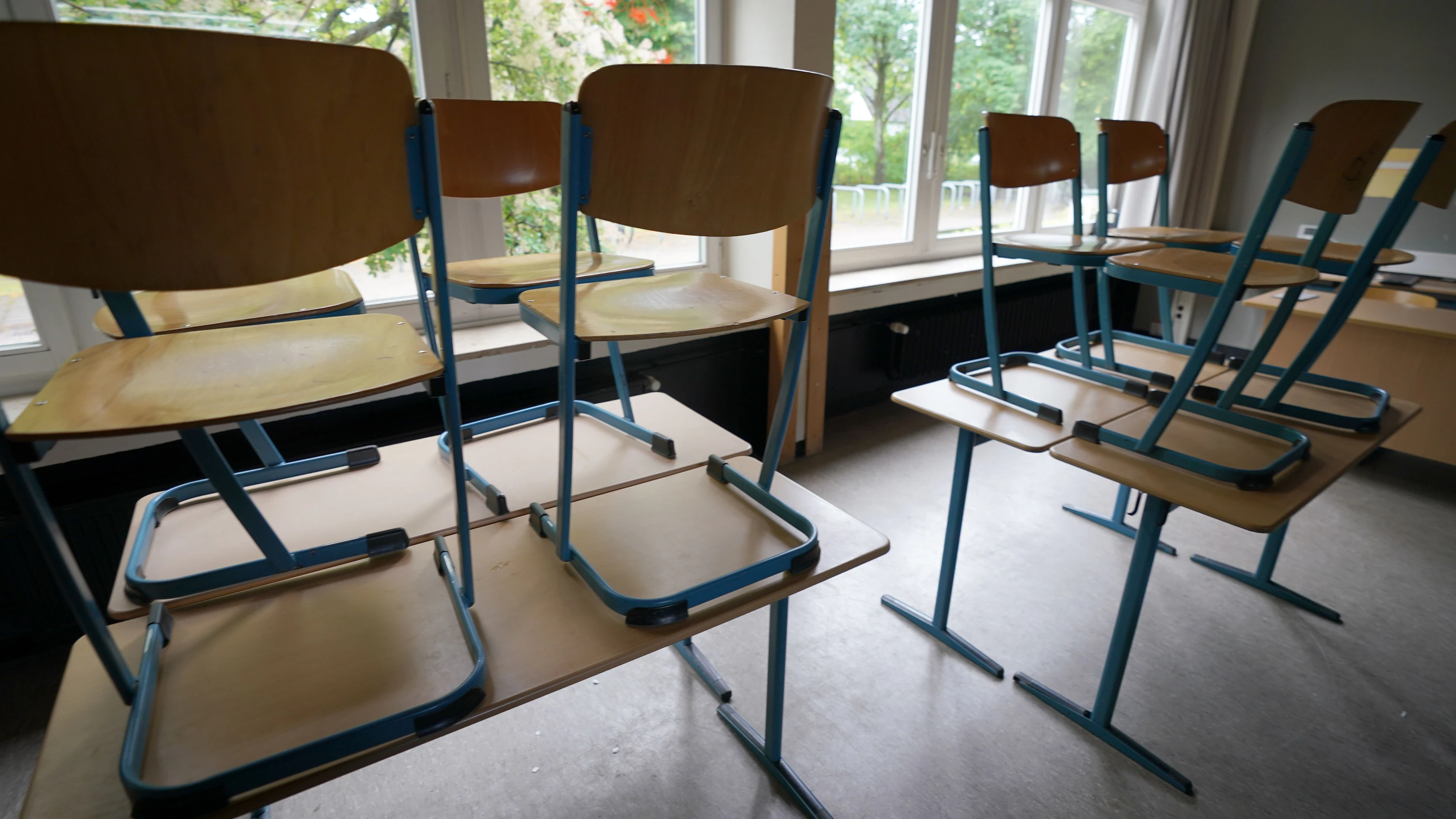 Verbeamtete Pädagogin: 17 Jahre krankgeschriebene Lehrerin klagt gegen Versetzung in Ruhestand