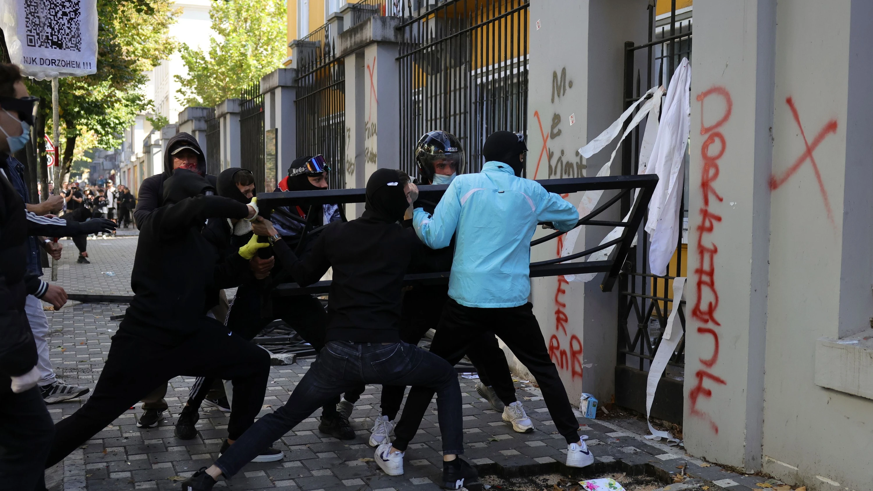 Proteste in tirana: Studierende stürmen Regierungsgebäude
