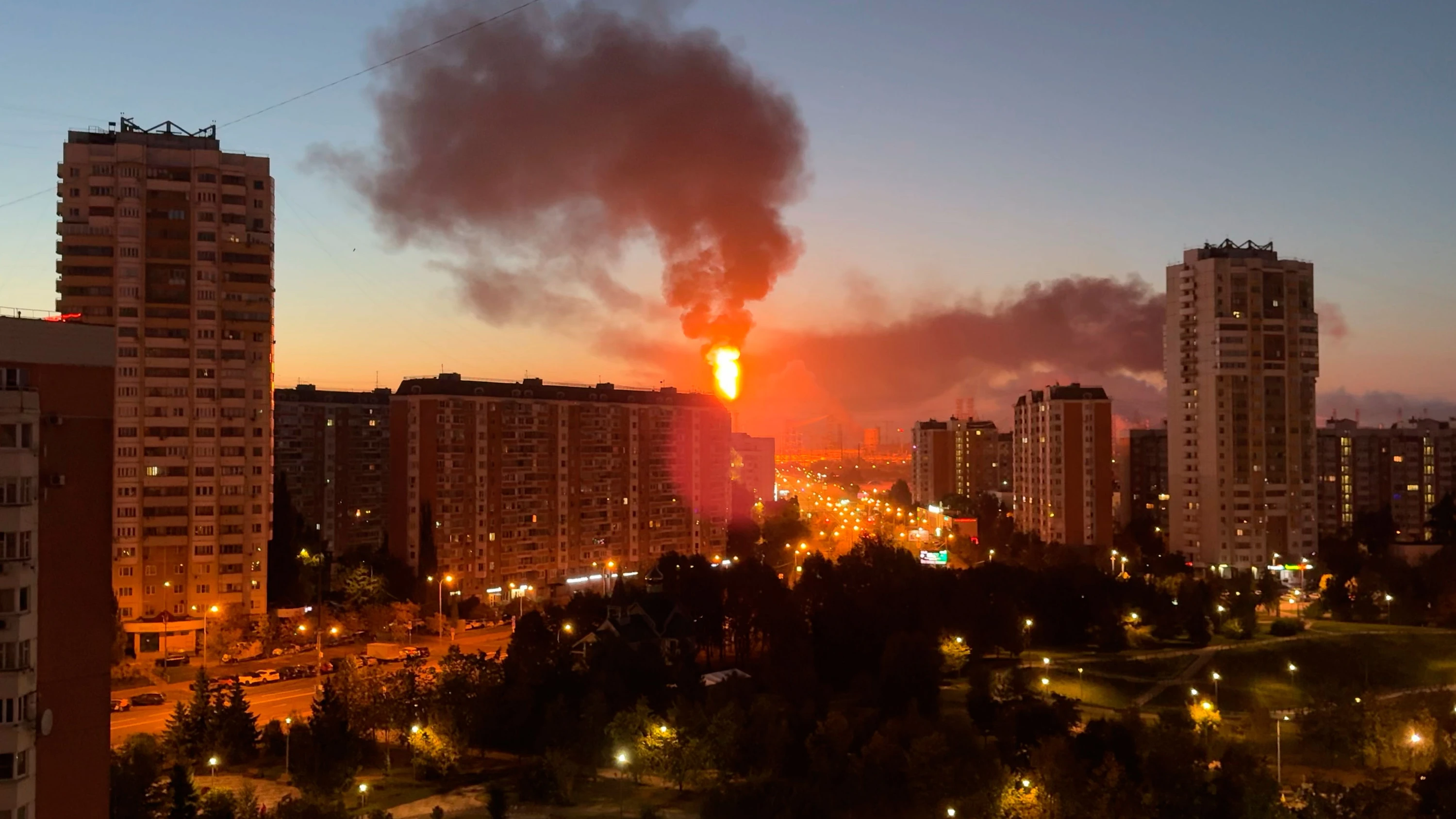 Rauch und Flammen steigen auf, nachdem eine Raffinerie in Moskau von ukrainischen Drohnen angegriffen worden ist. - AP
