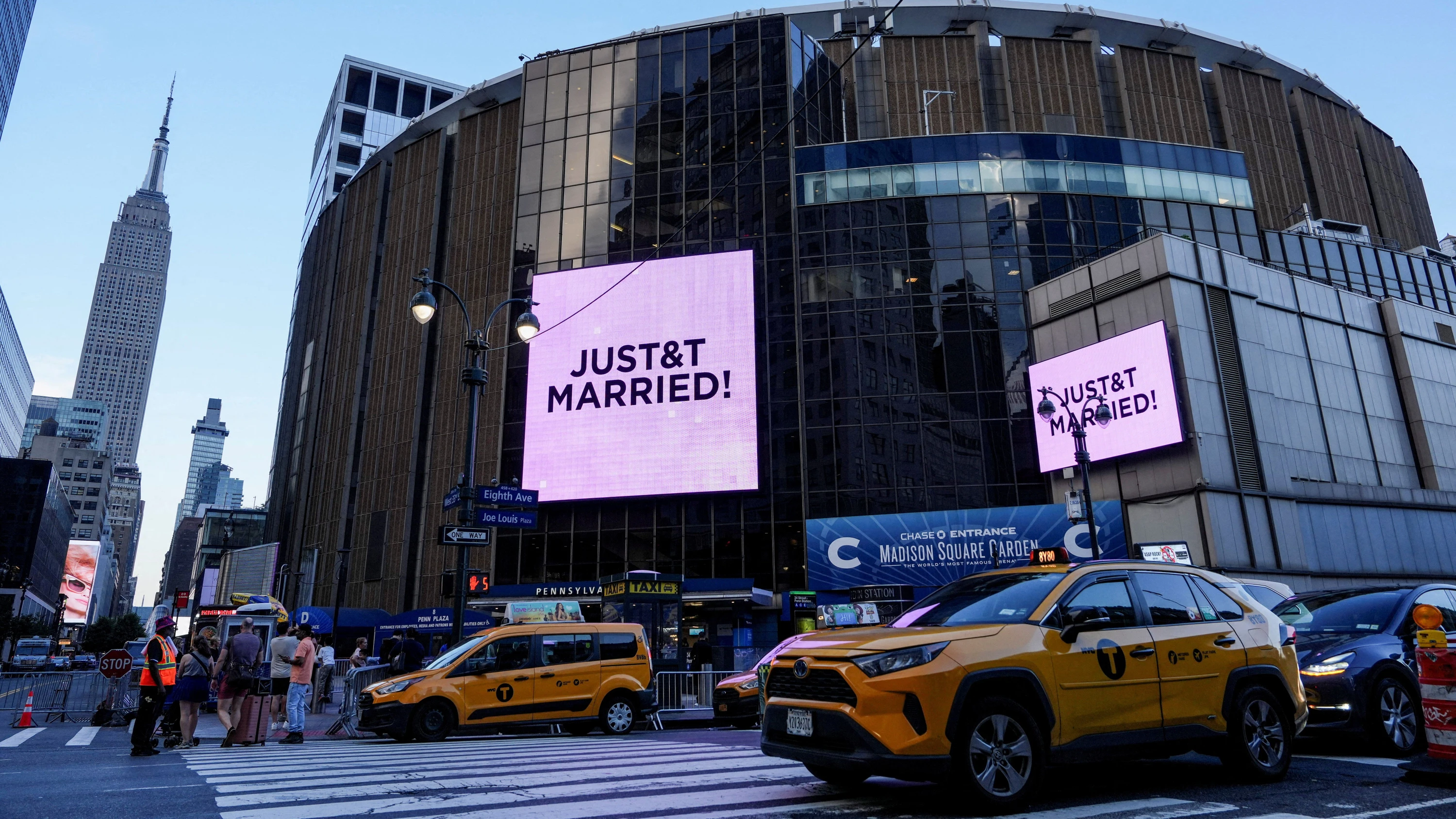 Hochzeitsgruß mit Wortspiel: Eine Werbeanzeige des Mobilfunkanbieters AT&T am Madison Square Garden - Reuters