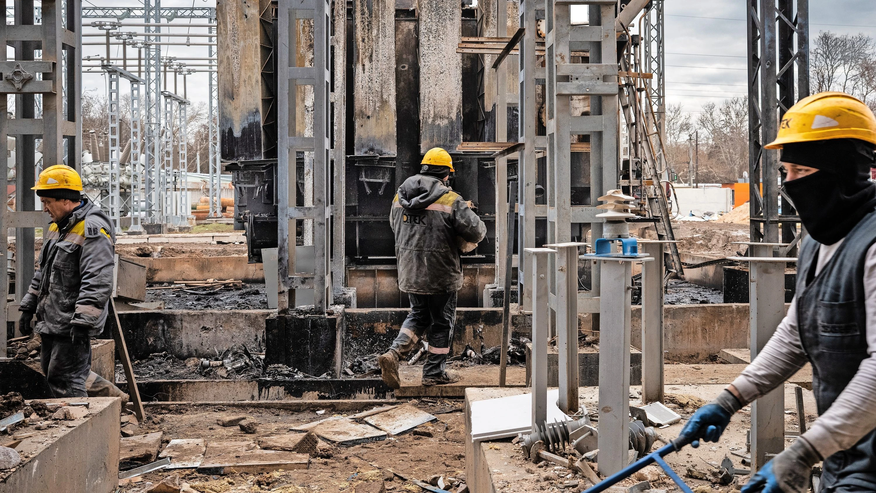 Sisyphusarbeit im Krieg: Wie Ukrainer ihre Trafostationen aufbauen – immer wieder