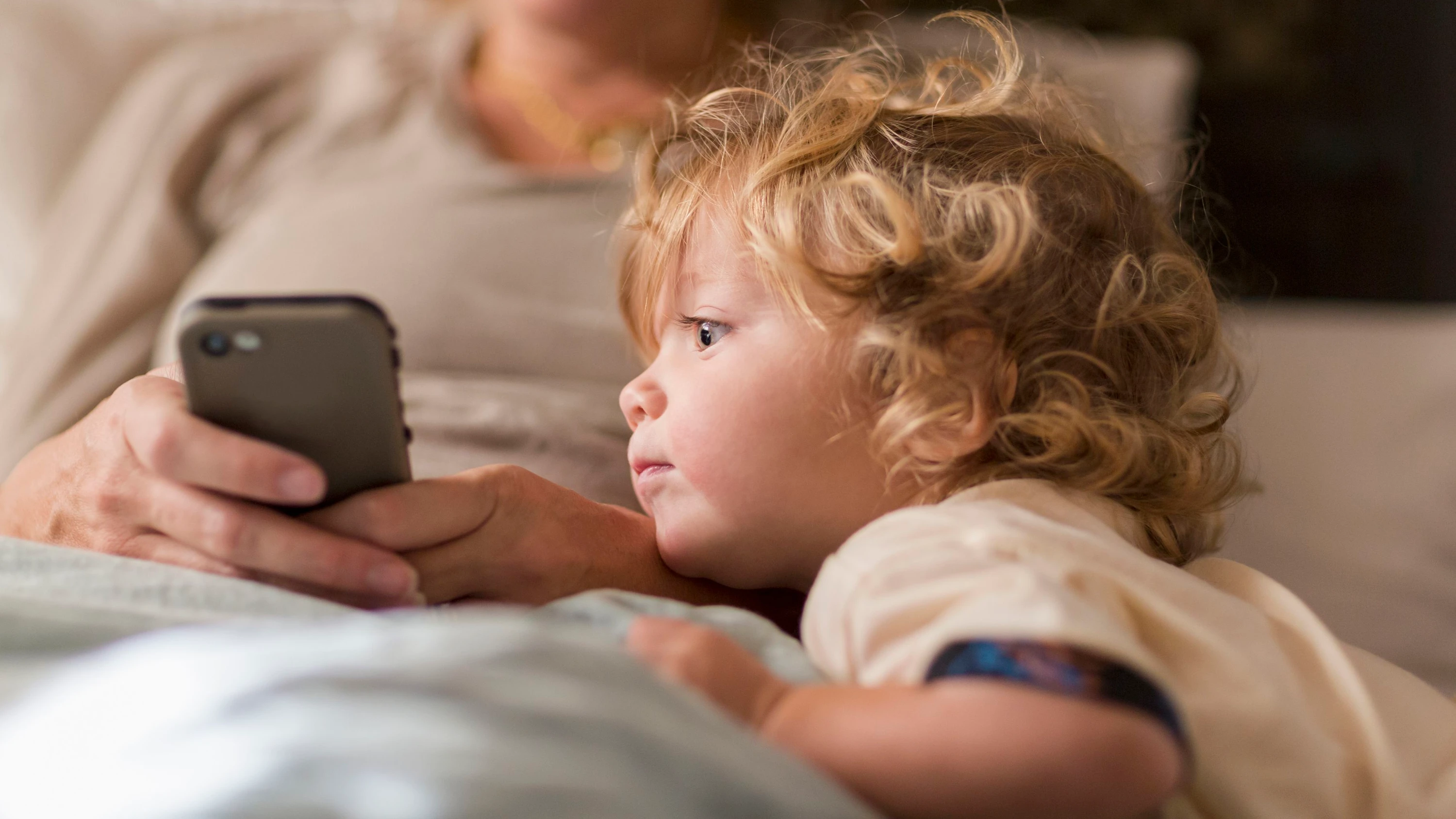Neugieriger Blick: Kinder wissen ziemlich genau über die Smartphone-Nutzung ihrer Eltern Bescheid. - Plainpicture
