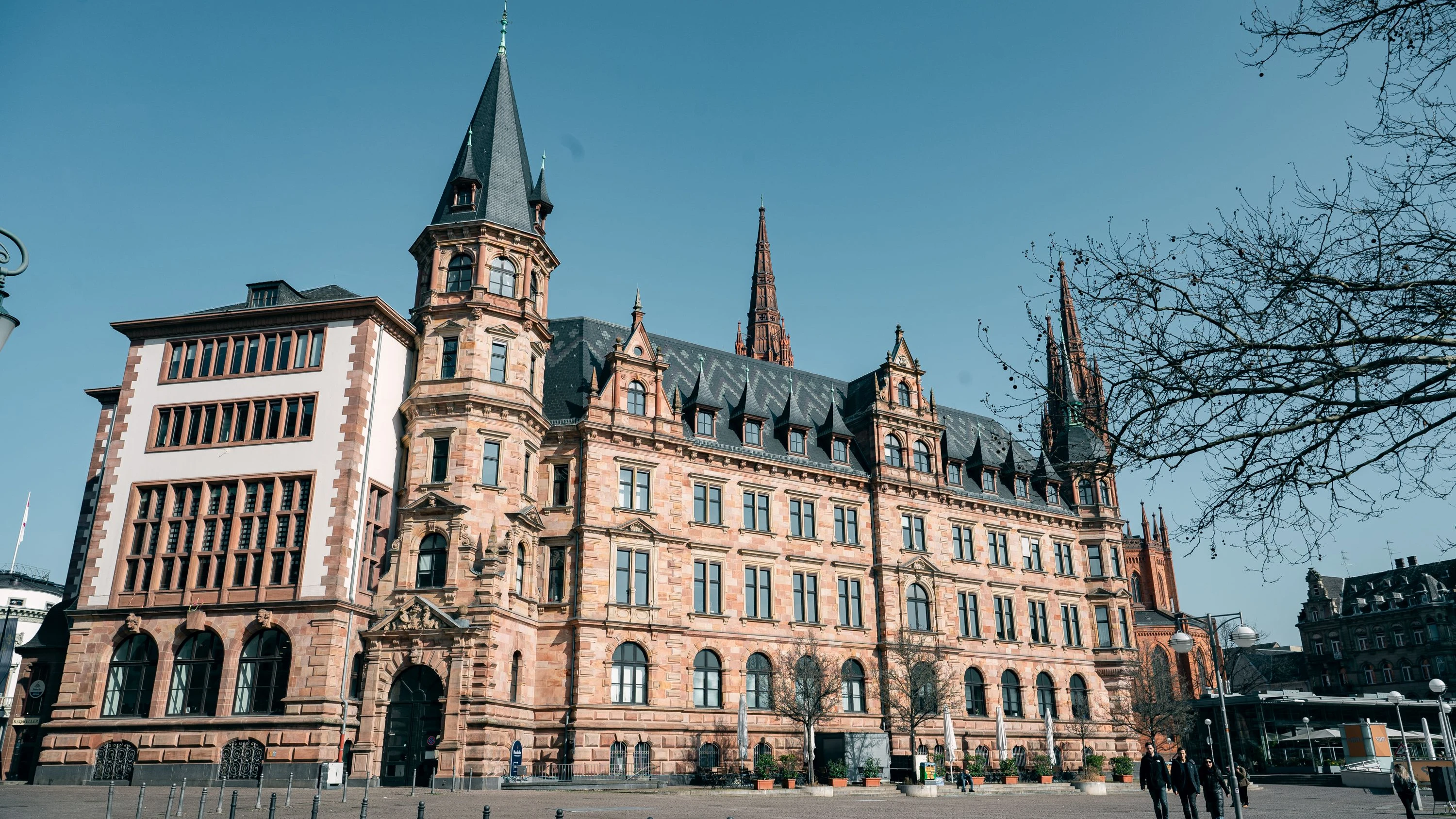 Im Wiesbadener Rathaus formiert sich eine neue Koalition aus vier Parteien und einer assoziierten Gruppe. - Carlotta Steinkamp