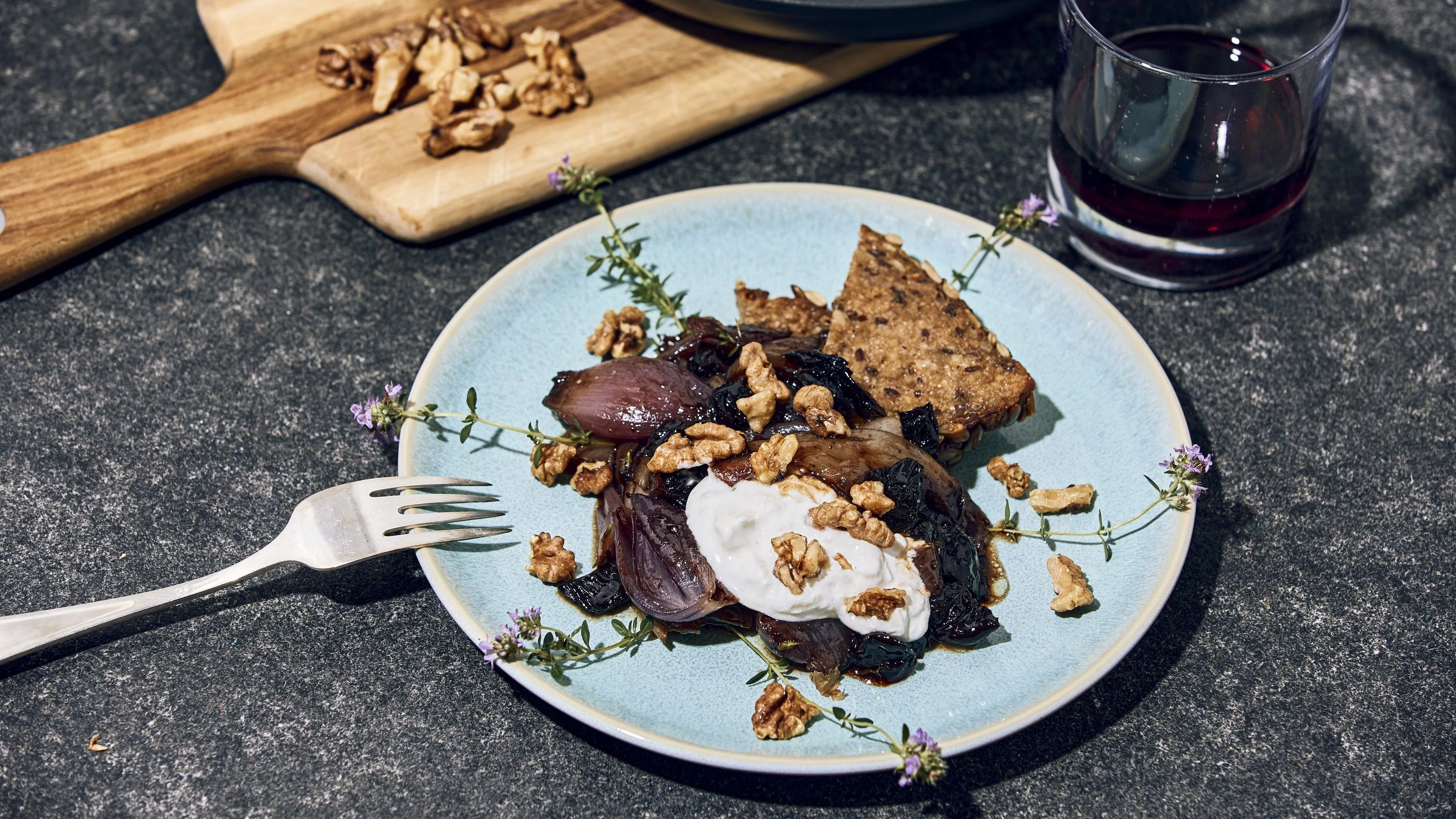 Wie das wohl schmeckt? Ofenzwiebel mit Pflaumen und Burrata - Jana Mai