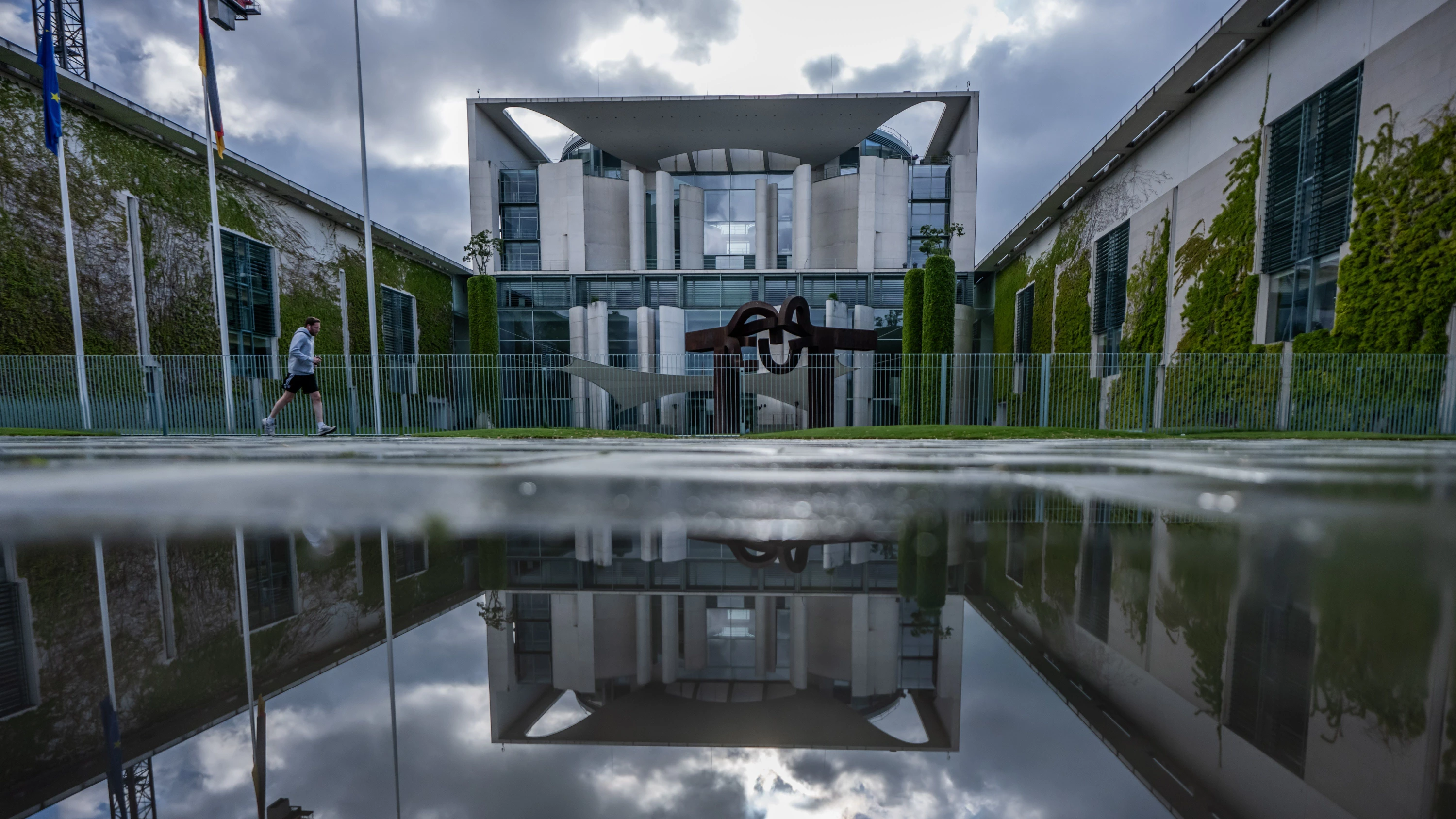 Regenwolken ziehen über das Kanzleramt während der Beratungen im Koalitionsausschuss. - dpa
