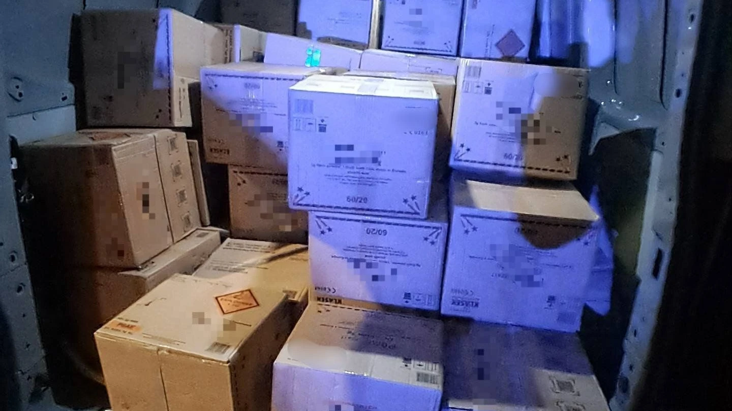 Brandenburg: Polizei beschlagnahmt 1,3 Tonnen Feuerwerk in einem Transporter Brandenburg: Polizei beschlagnahmt 1,3 Tonnen Feuerwerk in einem Transporter