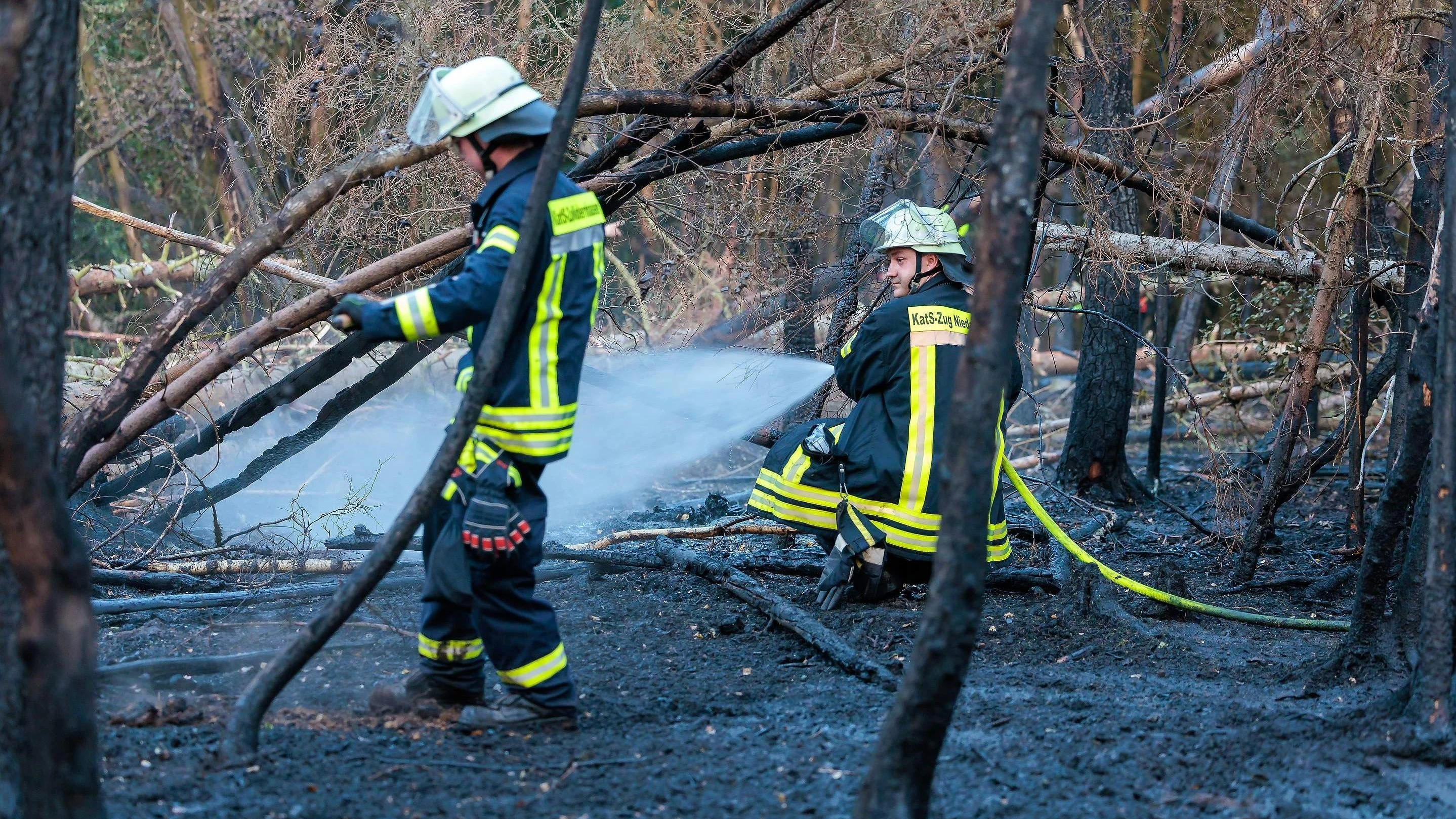 Kräftezehrend: Feuerwehrmänner sind bei Bad Schwalbach mit Nachlöscharbeiten im Wald beschäftigt. - dpa