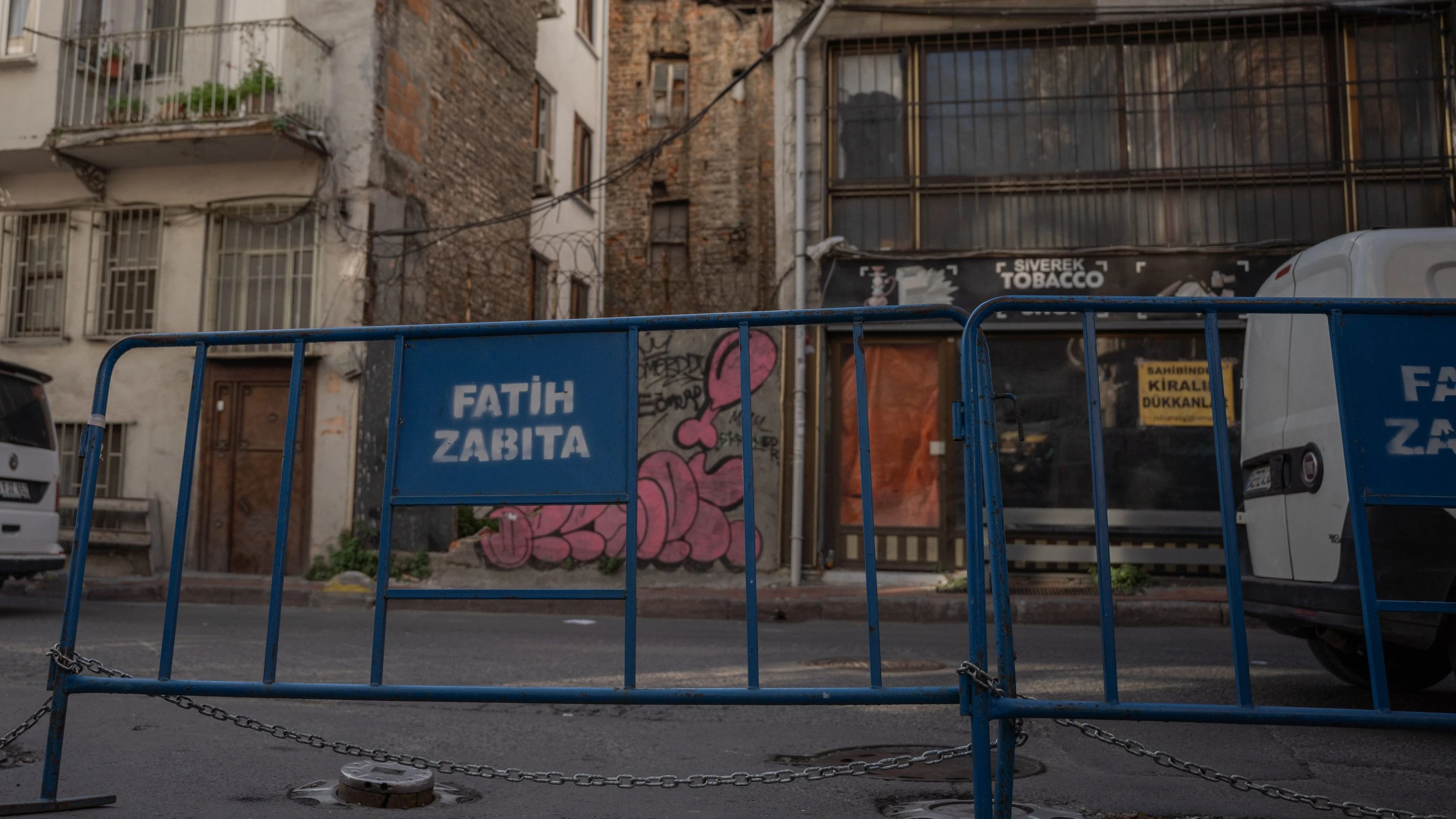 In der Nähe des Hotels im Stadtteil Fatih, in dem die ums Leben gekommene Familie übernachtet hatte, sind Absperrungen der türkischen Stadtpolizei zu sehen. Foto: Ahmed Deeb - dpa