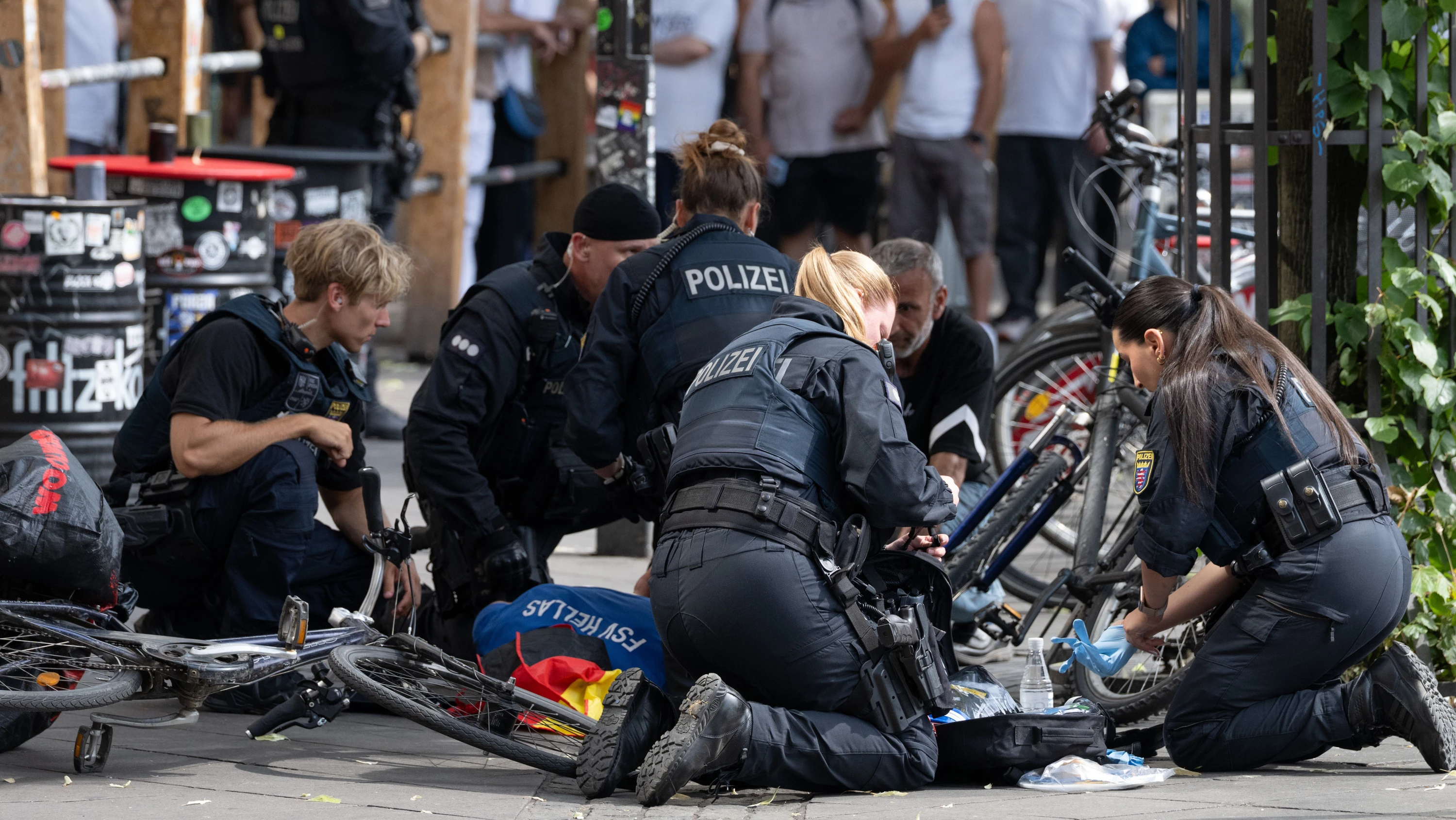 Bild: Mehrere Verletzte: Polizist schießt auf Angreifer im Frankfurter Bahnhofsviertel