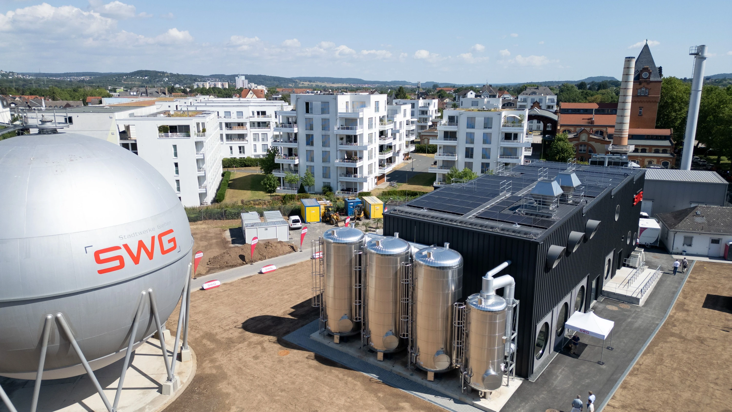 Innovation: Das mit drei Großwärmepumpen ausgestattete Flusskraftwerk (rechts) in Gießen - Marcus Kaufhold