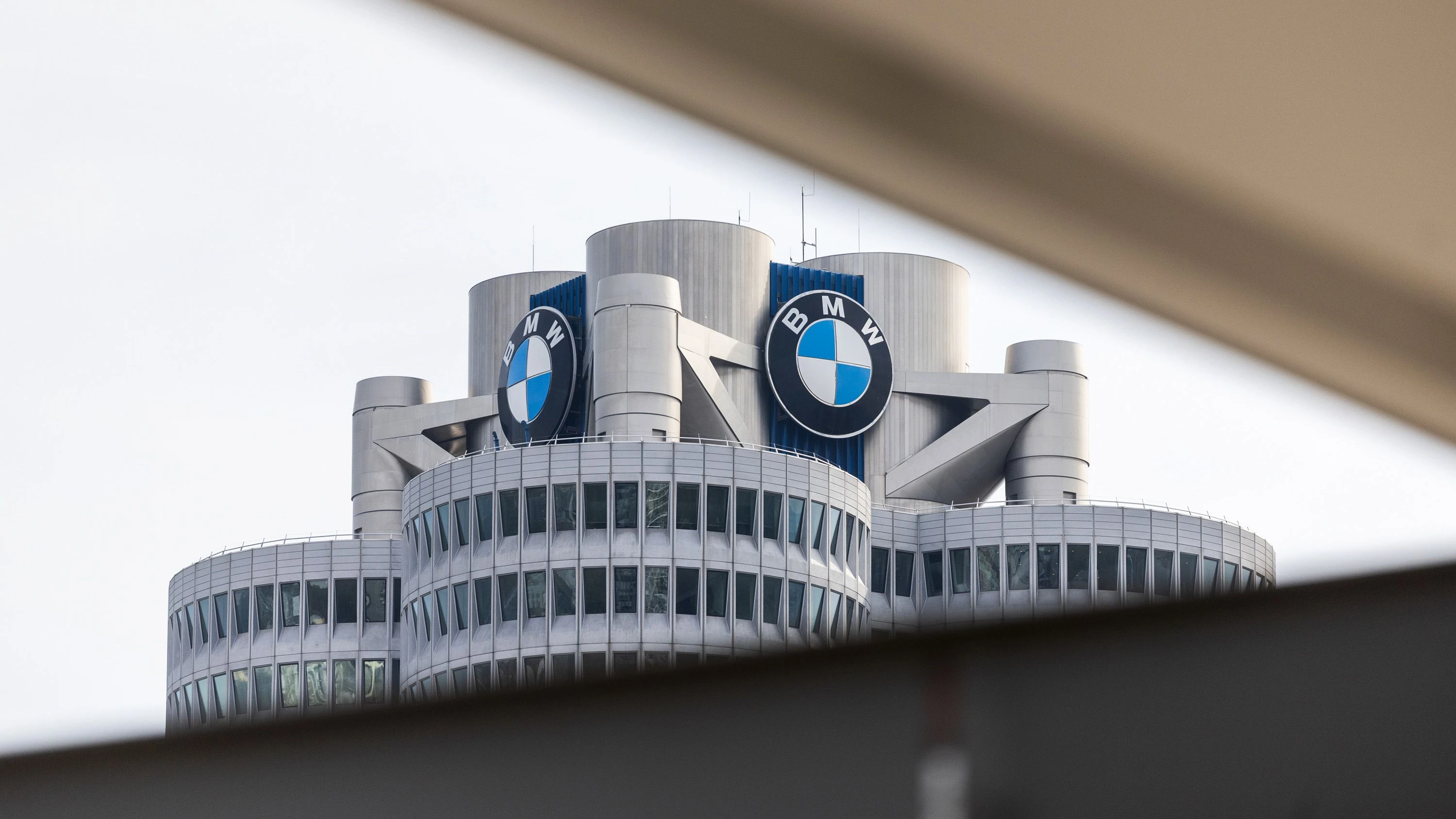 Deutschland liveblog: Bericht: Kein BMW-Dienstwagen für AfD-Landtagspräsident Rausch