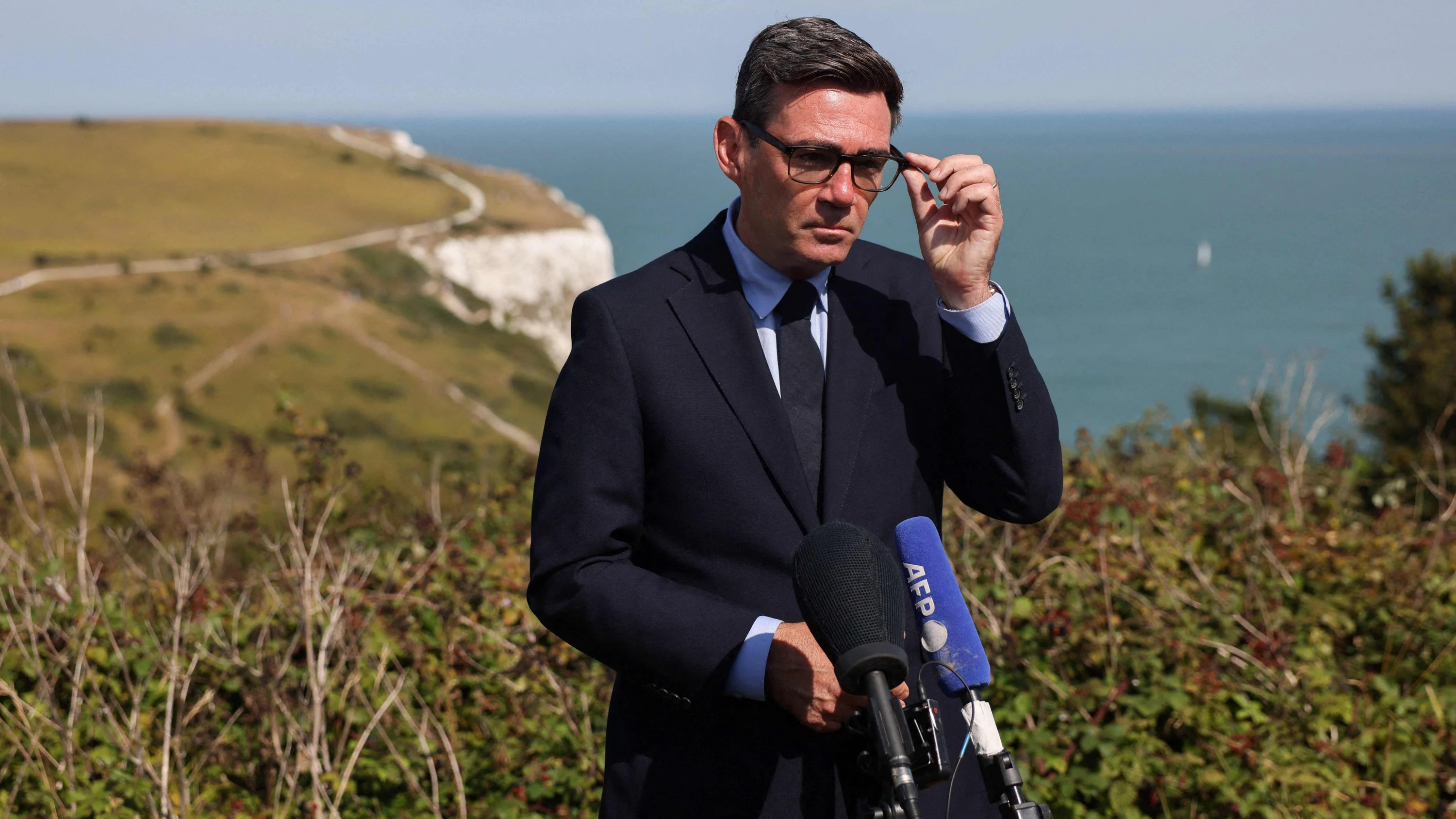 Muss zurückrudern: Andrew Burnham am Sonntag in der britischen Küstenstadt Dover - AFP
