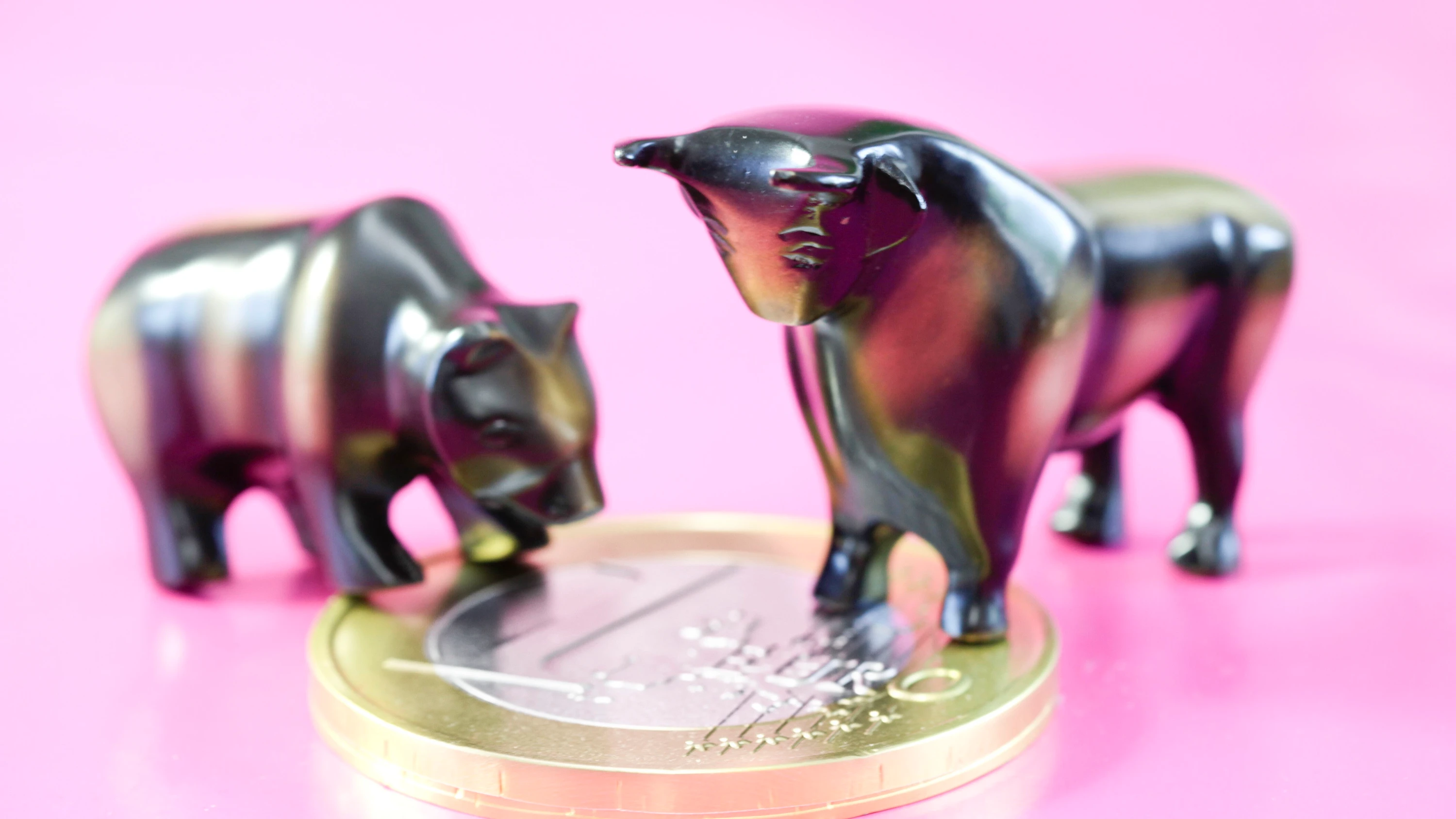 Alles noch sehr gegenständlich: Bulle, Bär, Euro. Mit tokenisierten Aktien ist das anders – wenn sie denn Aktien sind. - Picture Alliance