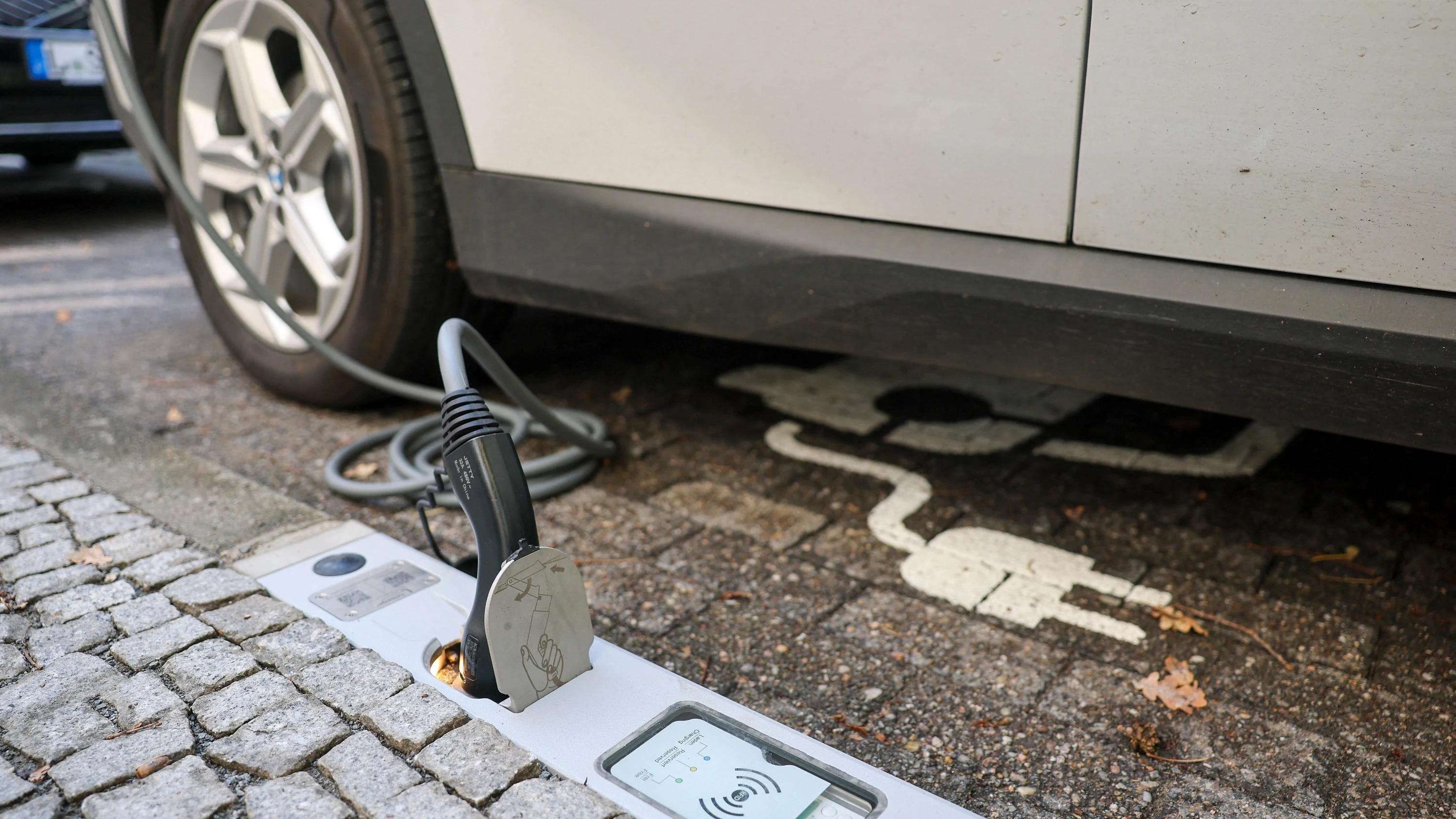 Pilotprojekt in Leipzig: E-Autos an der Bordsteinkante laden