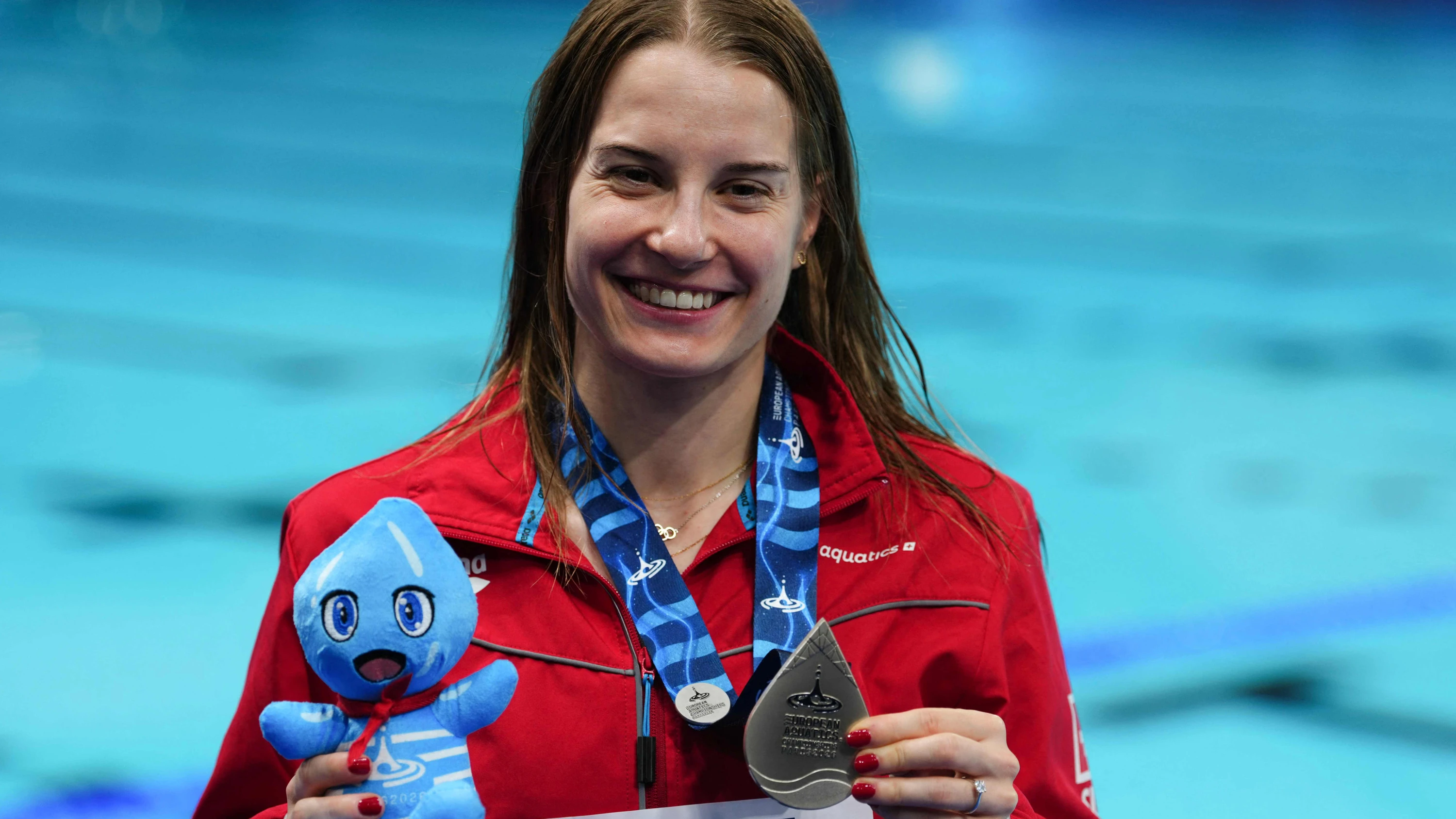 Michelle Heimberg: Die 26-Jährige präsentierte freudestrahlend in Paris ihre EM-Silbermedaille. Später veröffentlichte sie einen emotionalen Post. - AFP