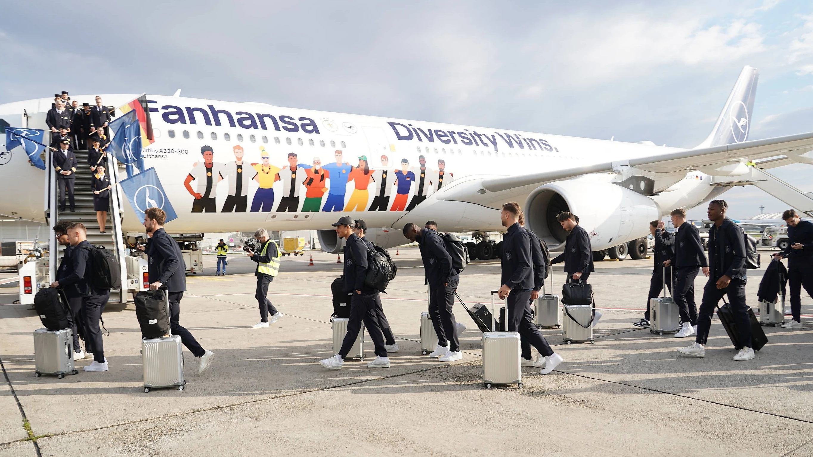 Abflug: die deutsche Fußballnationalmannschaft auf dem Weg zur WM 2022 - Imago