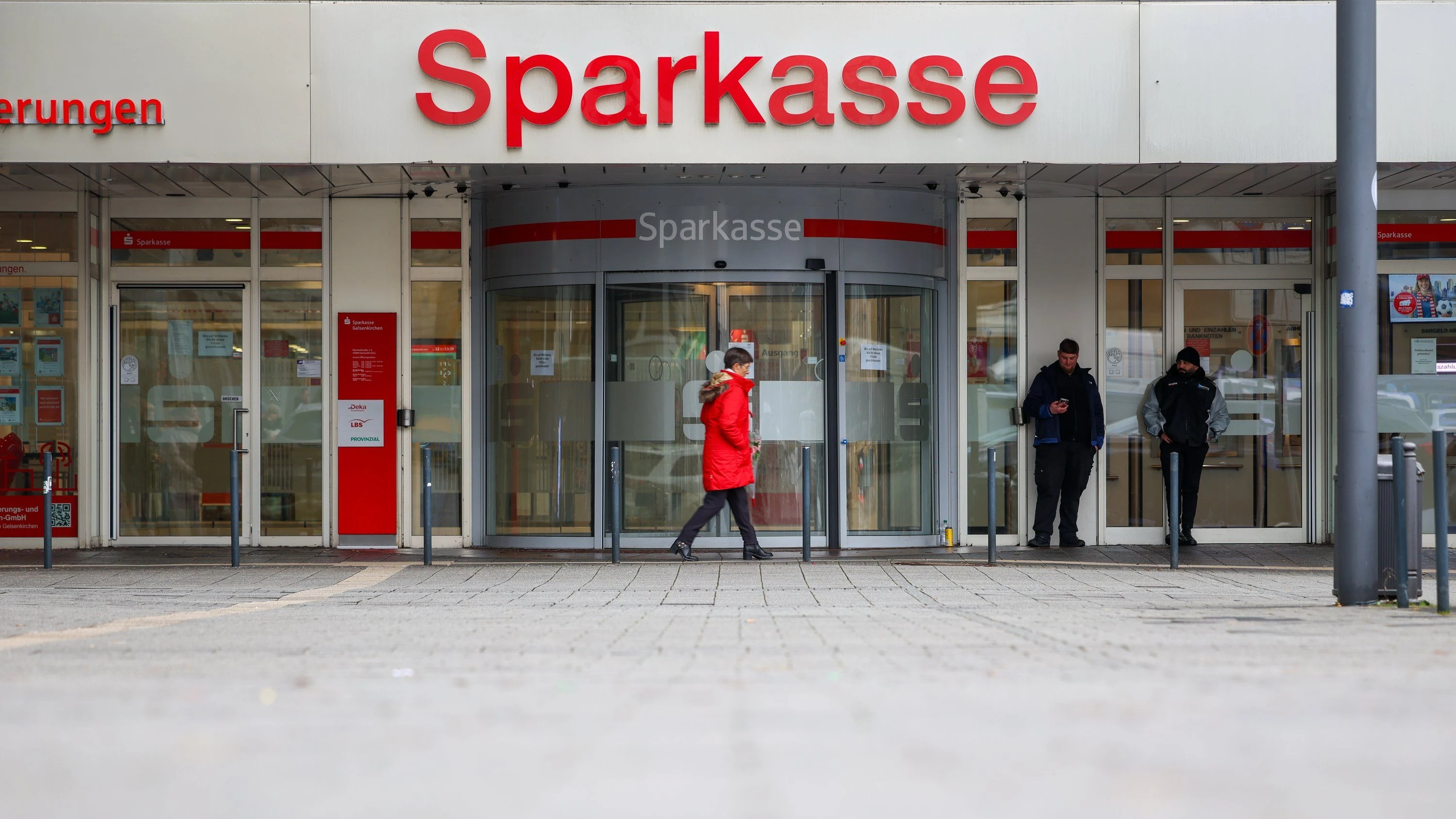 In Gelsenkirchen: Sparkasse öffnet nach Einbruch Foyer