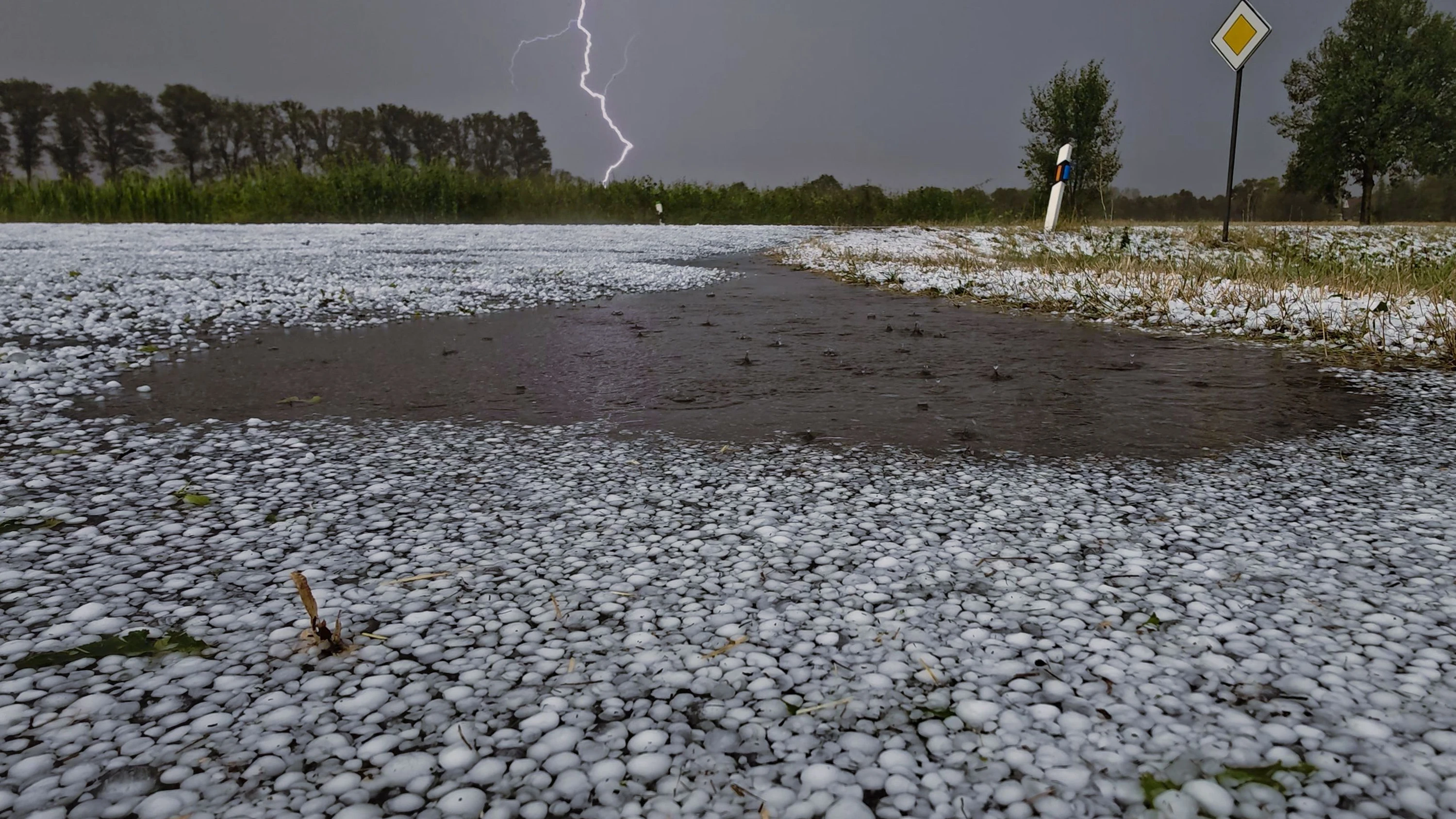 Unwetter: Hagel und Starkregen in Niedersachsen Unwetter: Hagel und Starkregen in Niedersachsen