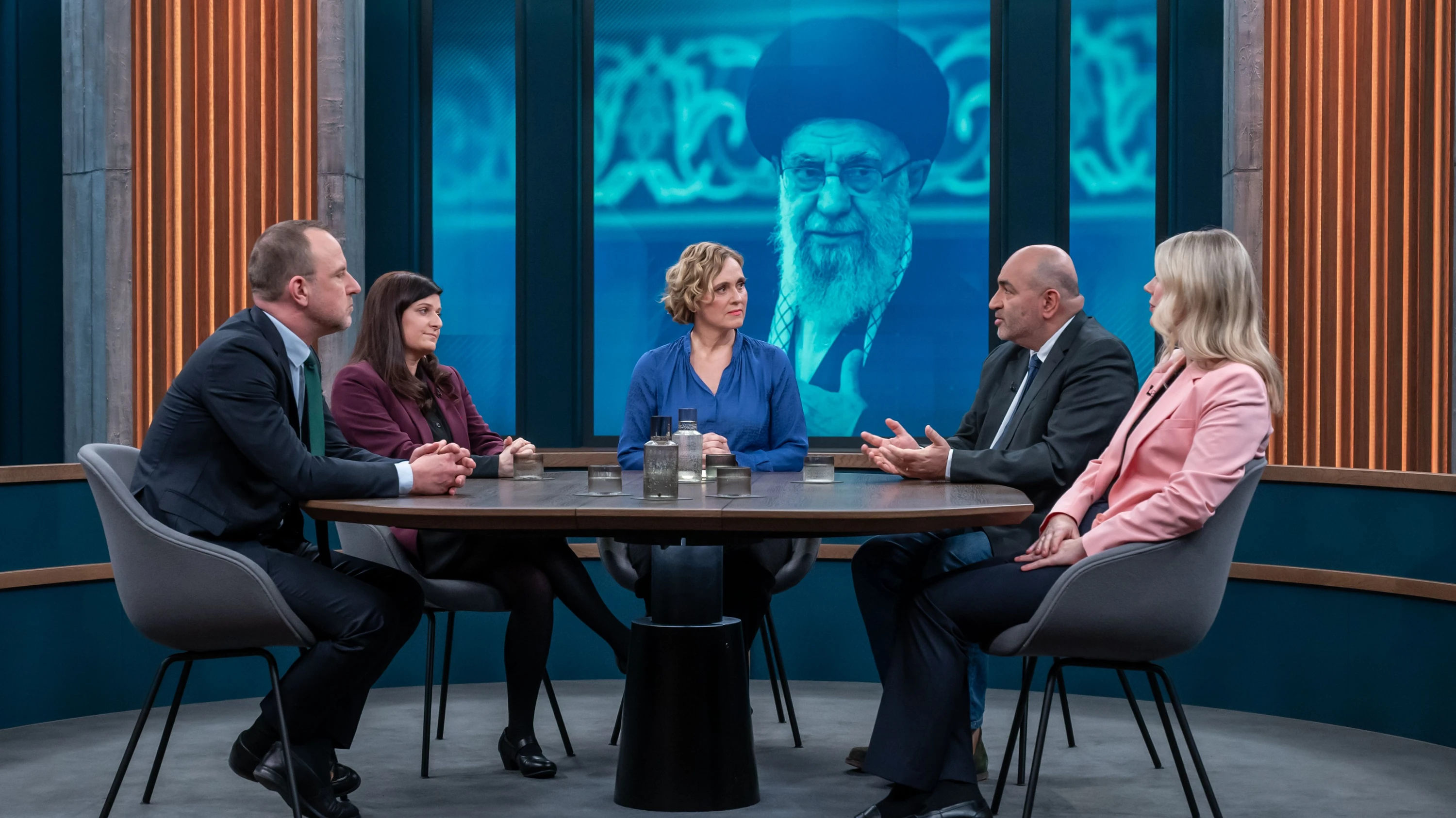 TV-Kritik: Caren Miosga: Der melancholische Herr Wadephul