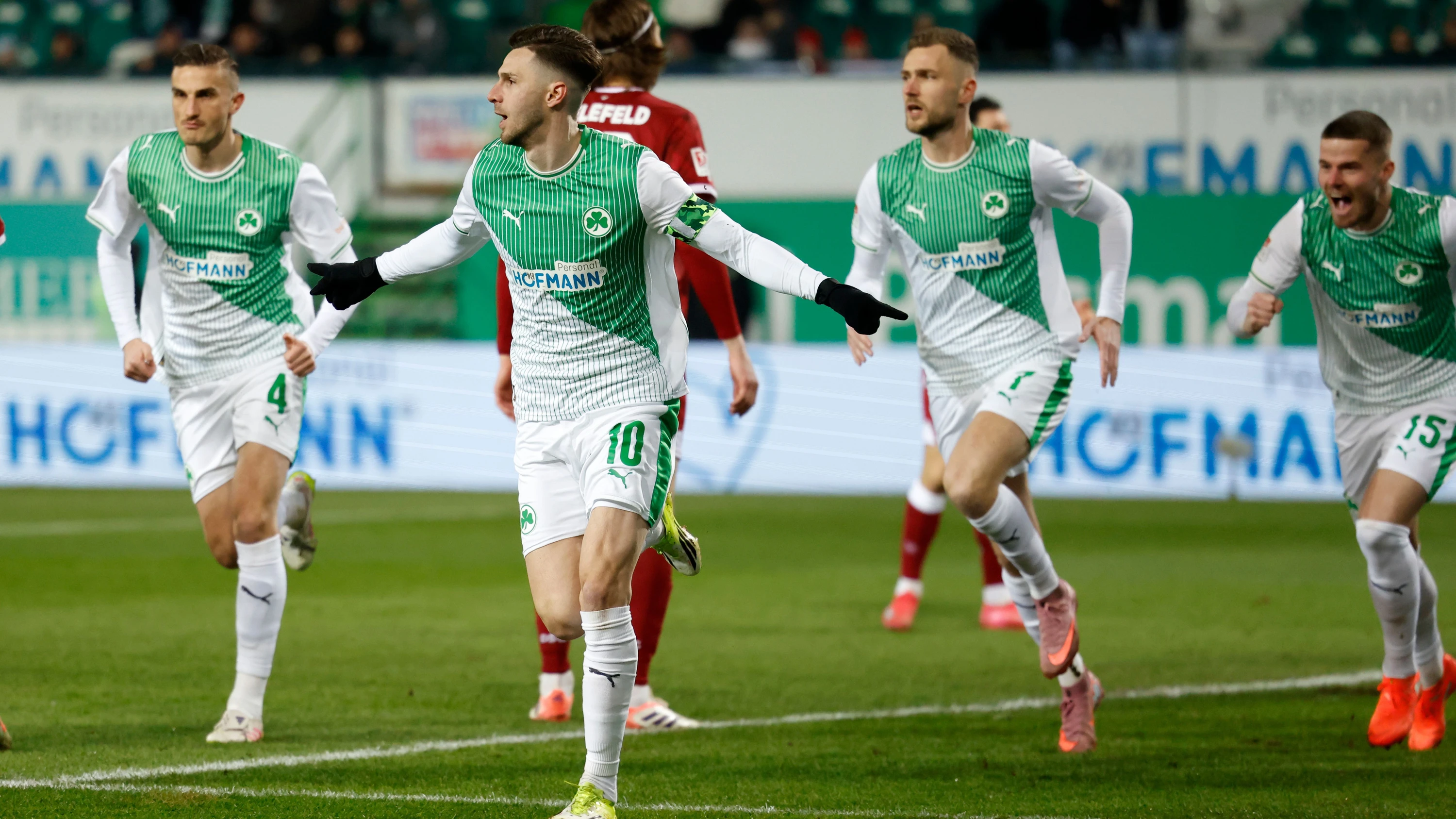 2:1 gegen Bielefeld: Fürth sendet Lebenszeichen im Abstiegskampf