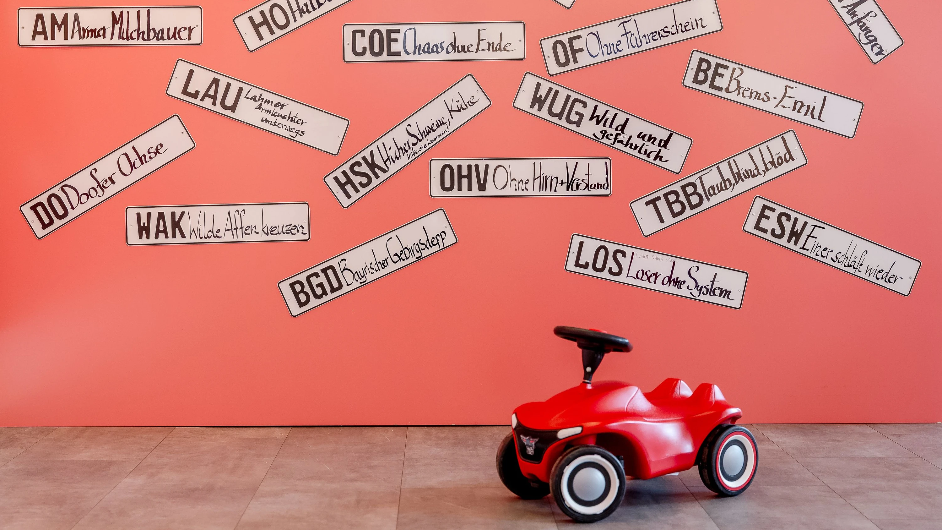 Für den einen sind sie nur ein Schild am Auto, für den anderen ein Stück Identität: Die Diskussion über Kennzeichen erreicht bald die politische Bundesebene. - Michael Braunschädel