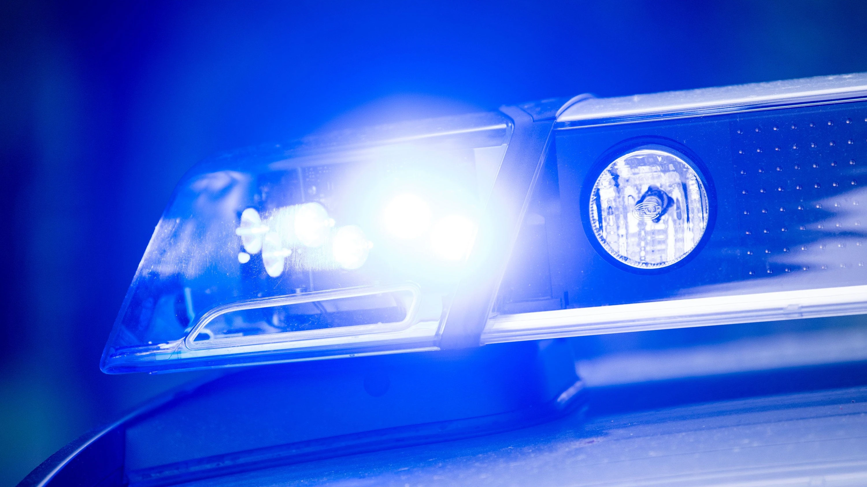 Ein Blaulicht leuchtet an einer Polizeistreife. (Symbolbild= - dpa