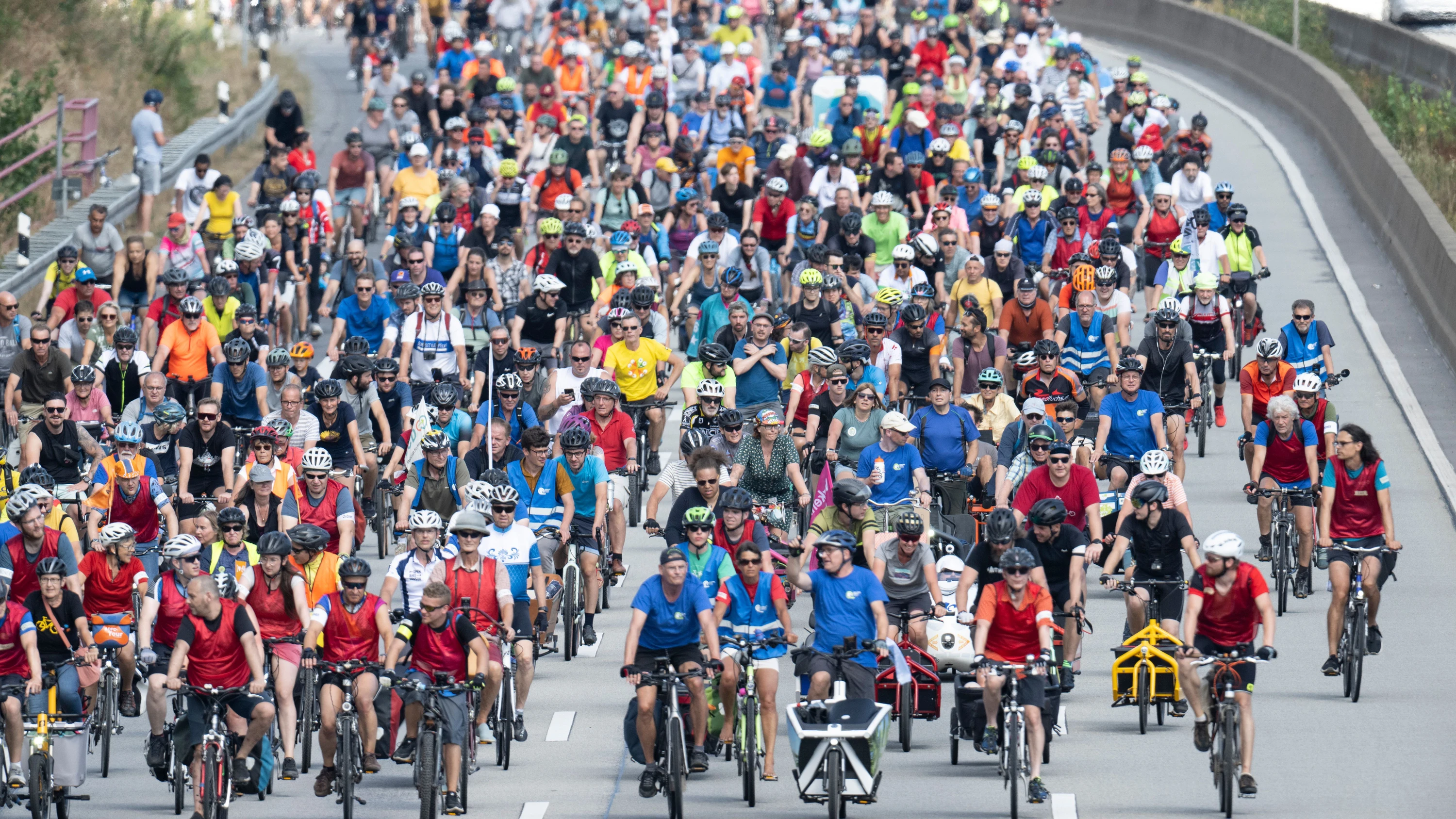 Freie Fahrt mal anders: Tausende Fahrradfahrer strampelten im Herbst 2022 bei einer Demonstration über die für Autos gesperrte Autobahn 66 zwischen Frankfurt und Wiesbaden. - dpa