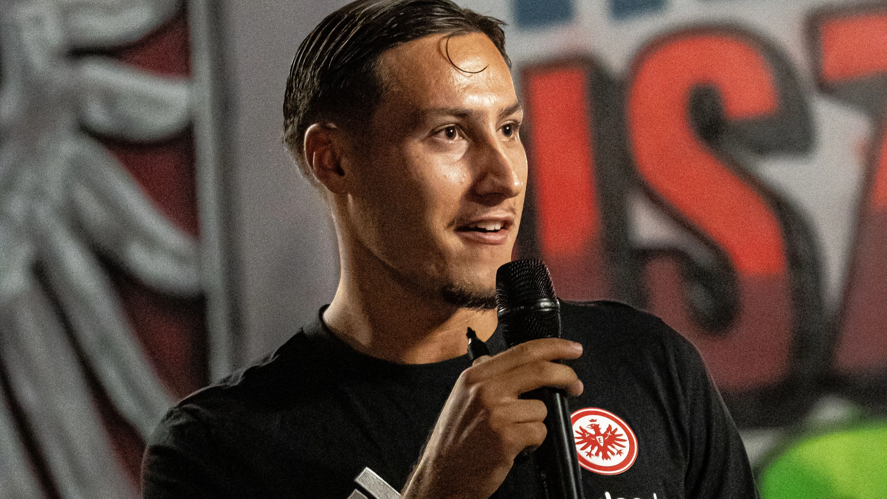Bolzplatzliga: Hochgefühle unter der Brücke mit Younes Ebnoutalib