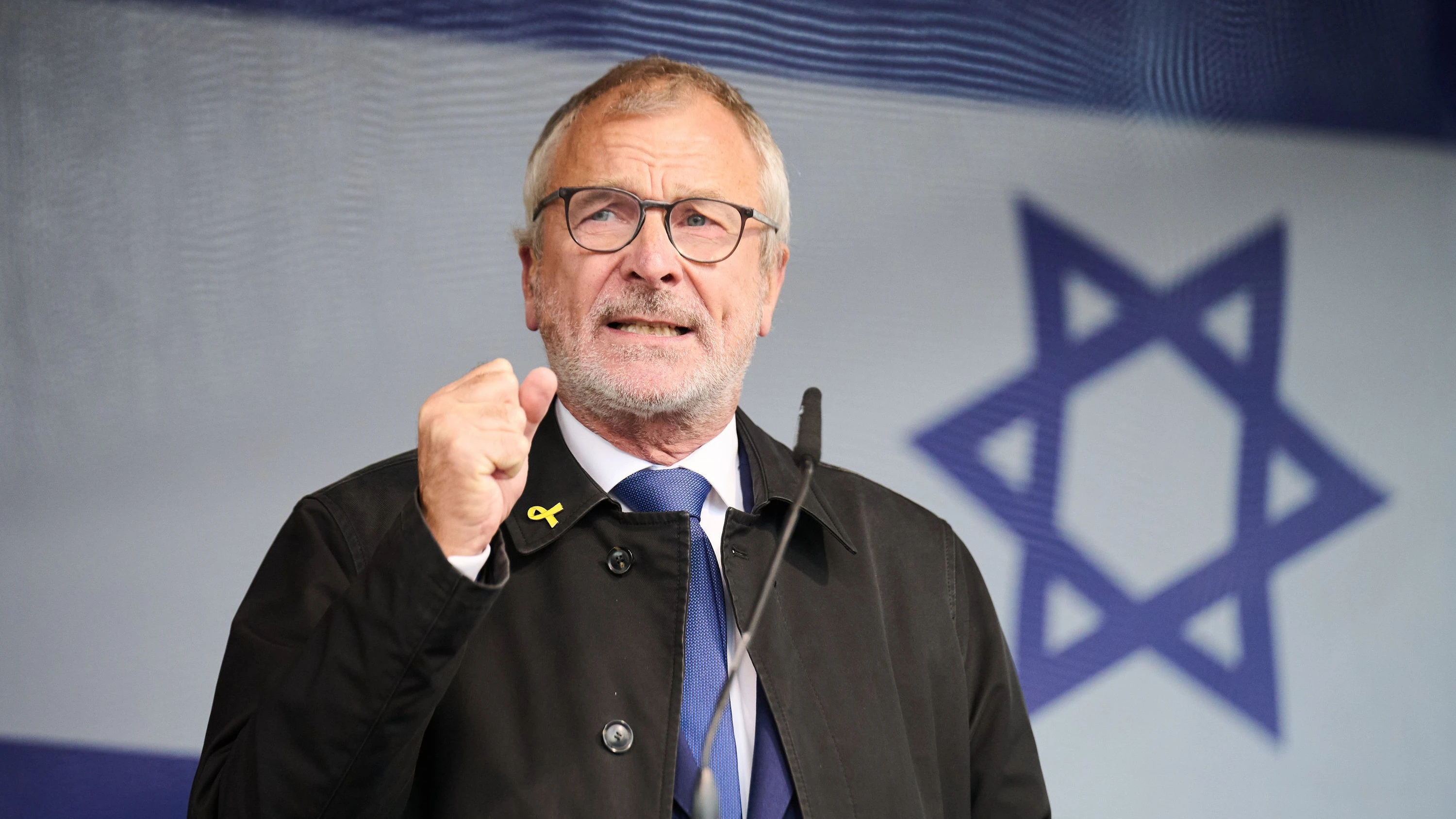 Volker Beck, Präsident der Deutsch-Israelischen Gesellschaft (DIG), am 2.Oktober 2024 auf einer Kundgebung in Berlin - dpa