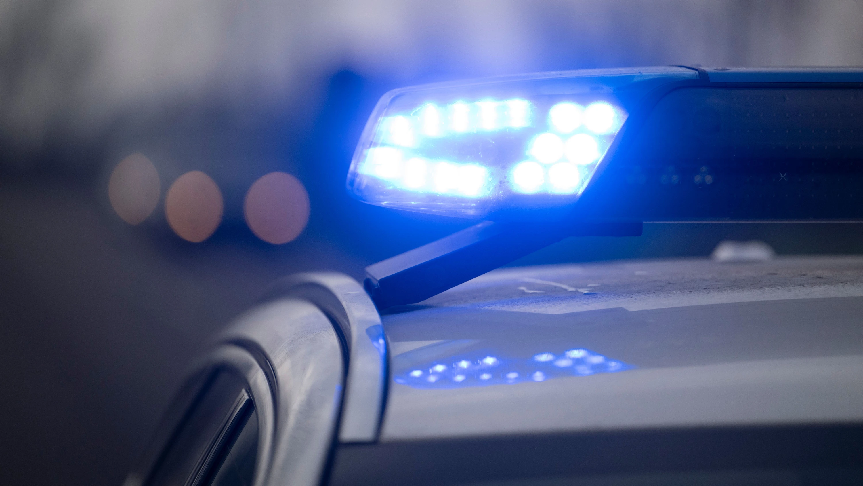 . Beim Zusammenstoß mit dem entgegenkommenden Fahrzeug erlitt die Frau tödliche Verletzungen. - dpa