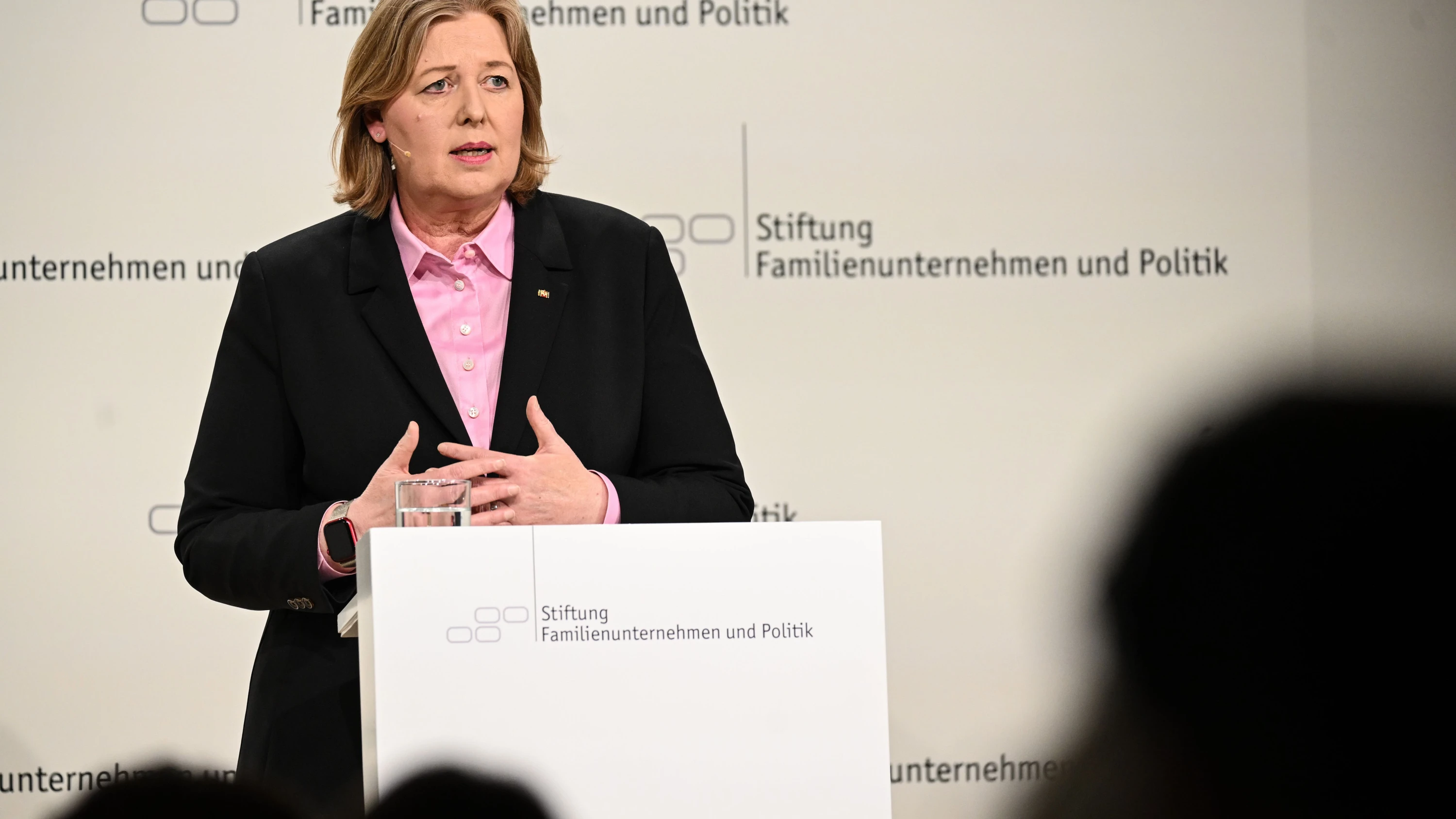 Business-Ticker: Arbeitsministerin: Bald kein Job mehr ohne KI-Bezug Business-Ticker: Arbeitsministerin: Bald kein Job mehr ohne KI-Bezug