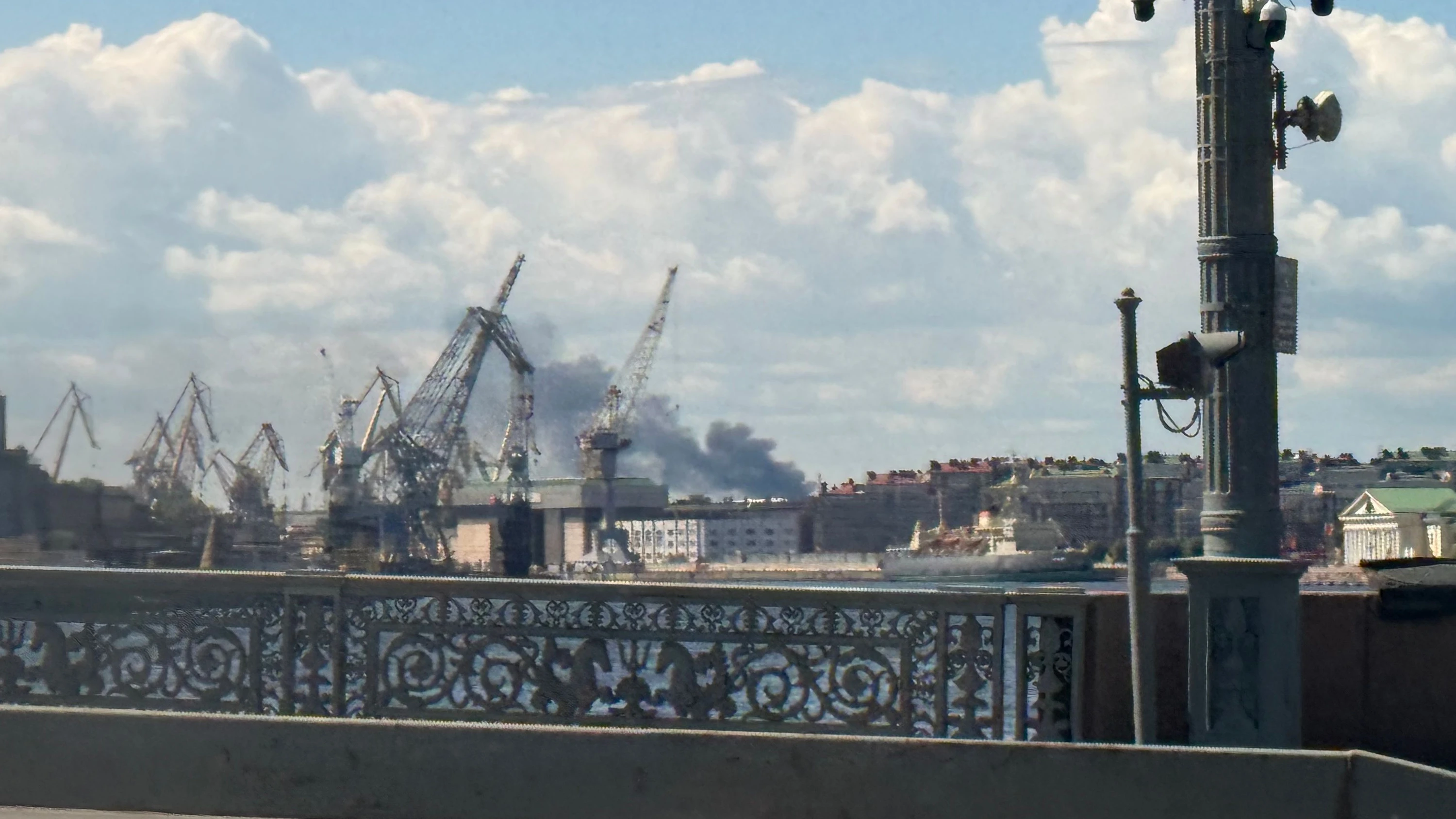 Rauch steigt auf im Hafen von St. Petersburg nach einem ukrainischen Angriff im Juni. - dpa