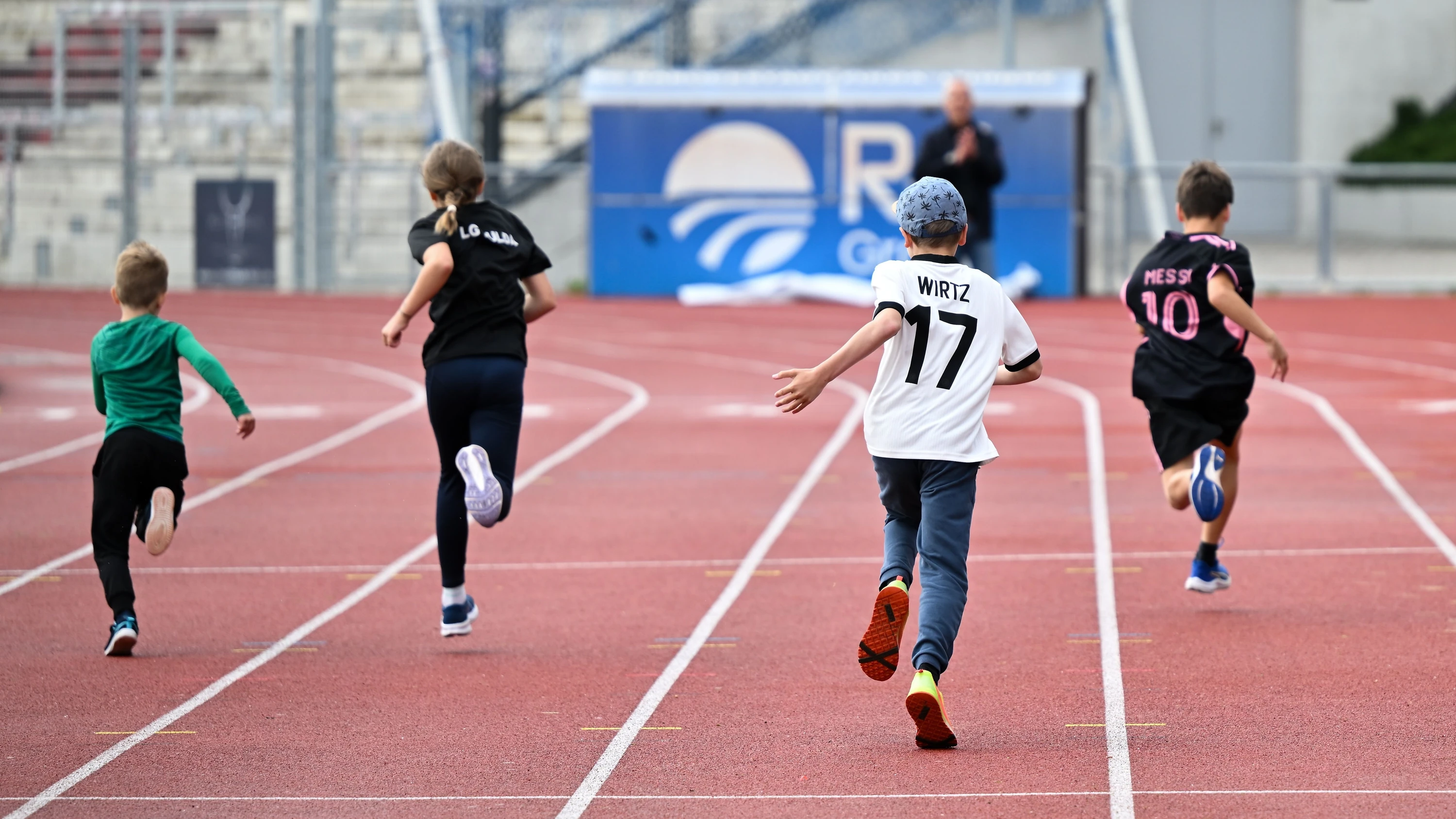 Schüler der Domschule in Fulda sprinten bei den Bundesjugendspielen über 100 Meter. - dpa
