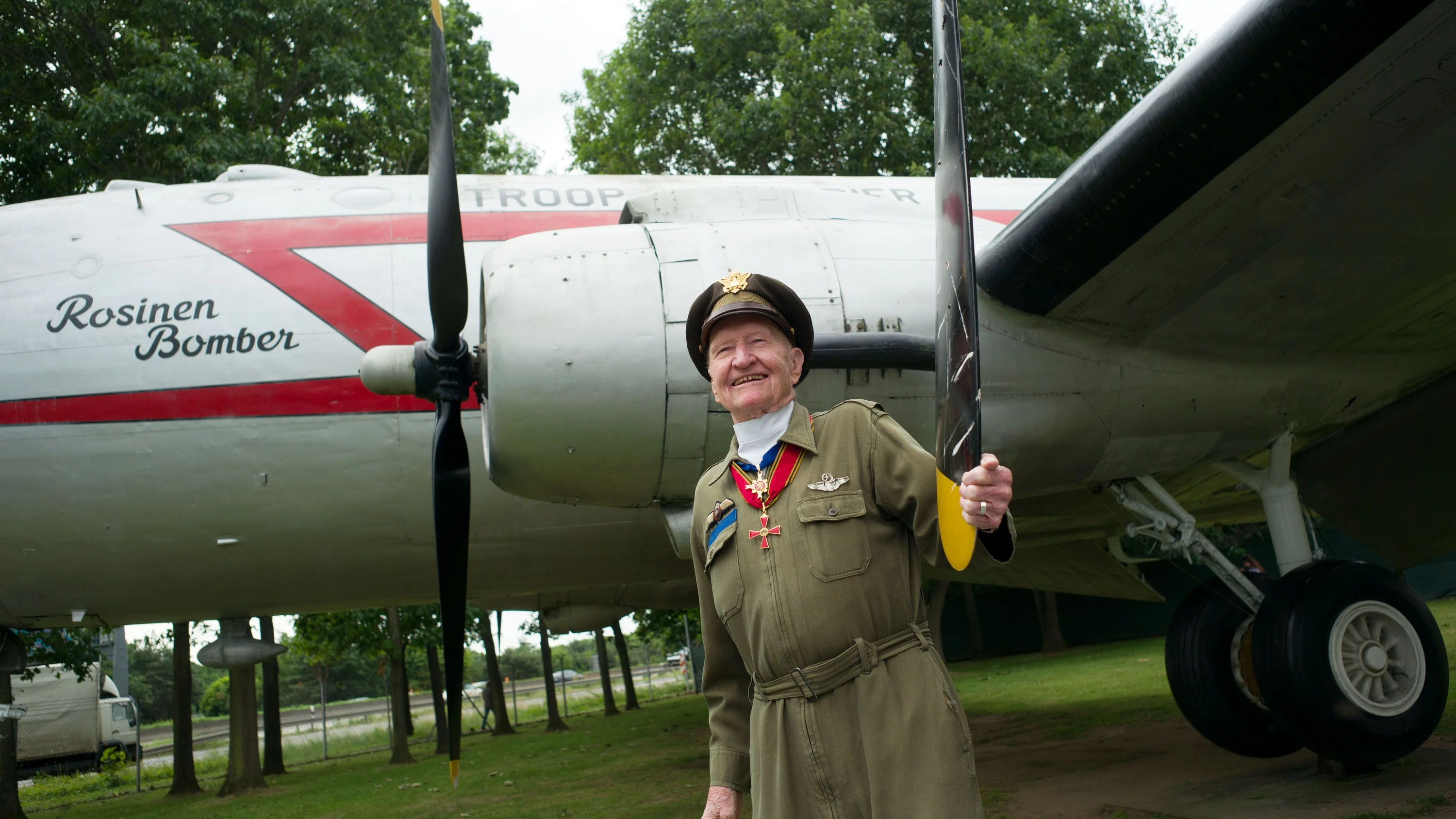 Flughafen Frankfurt: Eine Schleife für den „Rosinenbomberpiloten“
