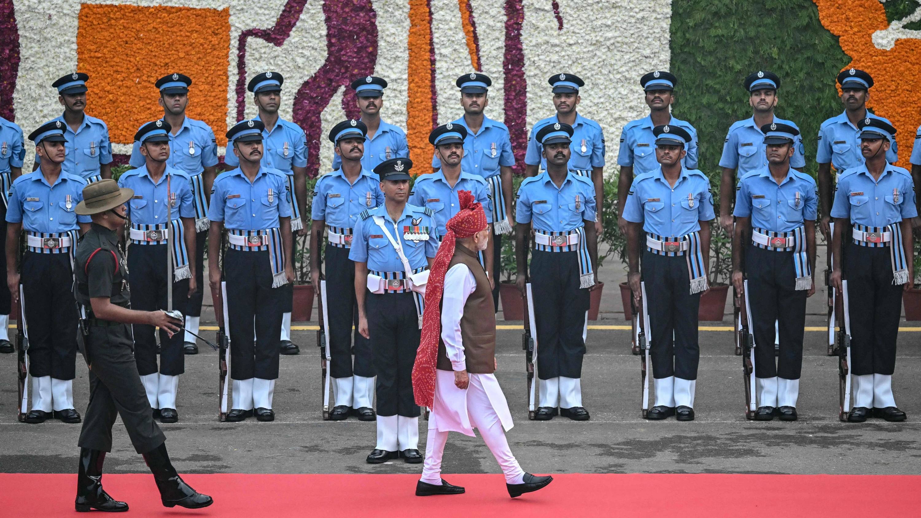 Gut aufgestellt: Im Rahmen der Feiern zur Unabhängigkeit Indiens schritt Premierminister Narendra Modi am Samstag die Ehrengarde ab. - AFP