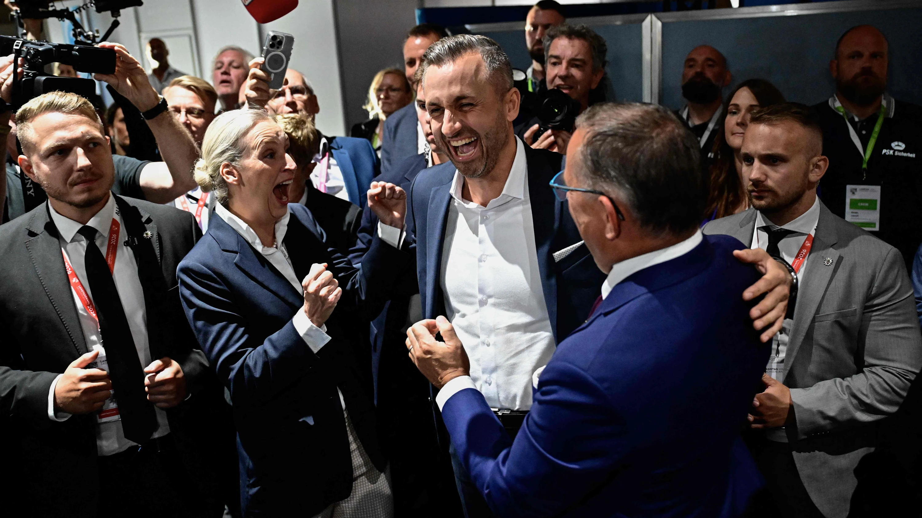 AfD-Spitzenkandidat Ulrich Siegemund (Mitte) lässt sich am Wahlabend von den Parteichefs Alice Weidel und Tino Chrupalla feiern. - AFP