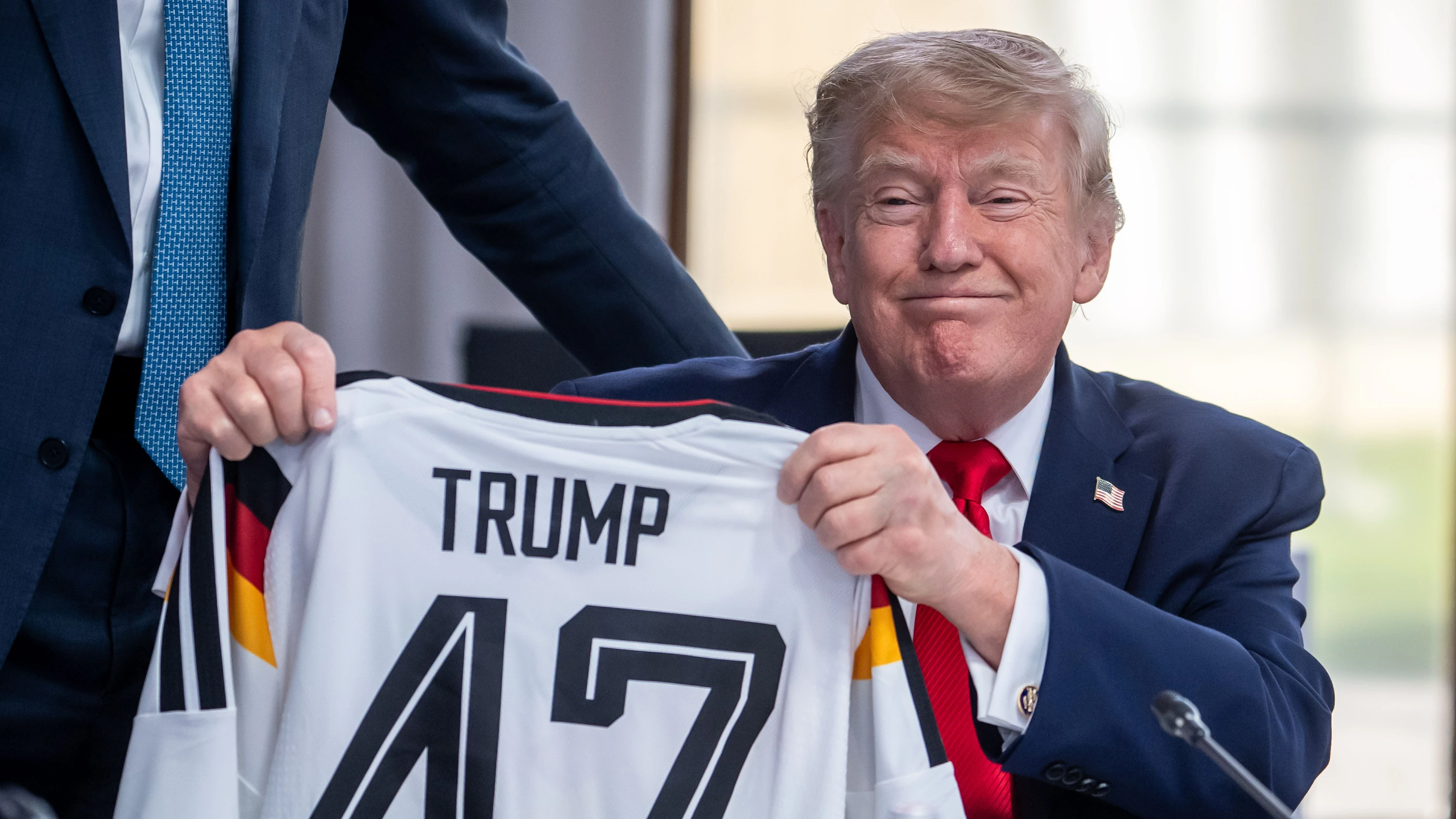 G-7-Gipfel in Évian: Merz schenkt Trump DFB-Trikot zum 80. Geburtstag
