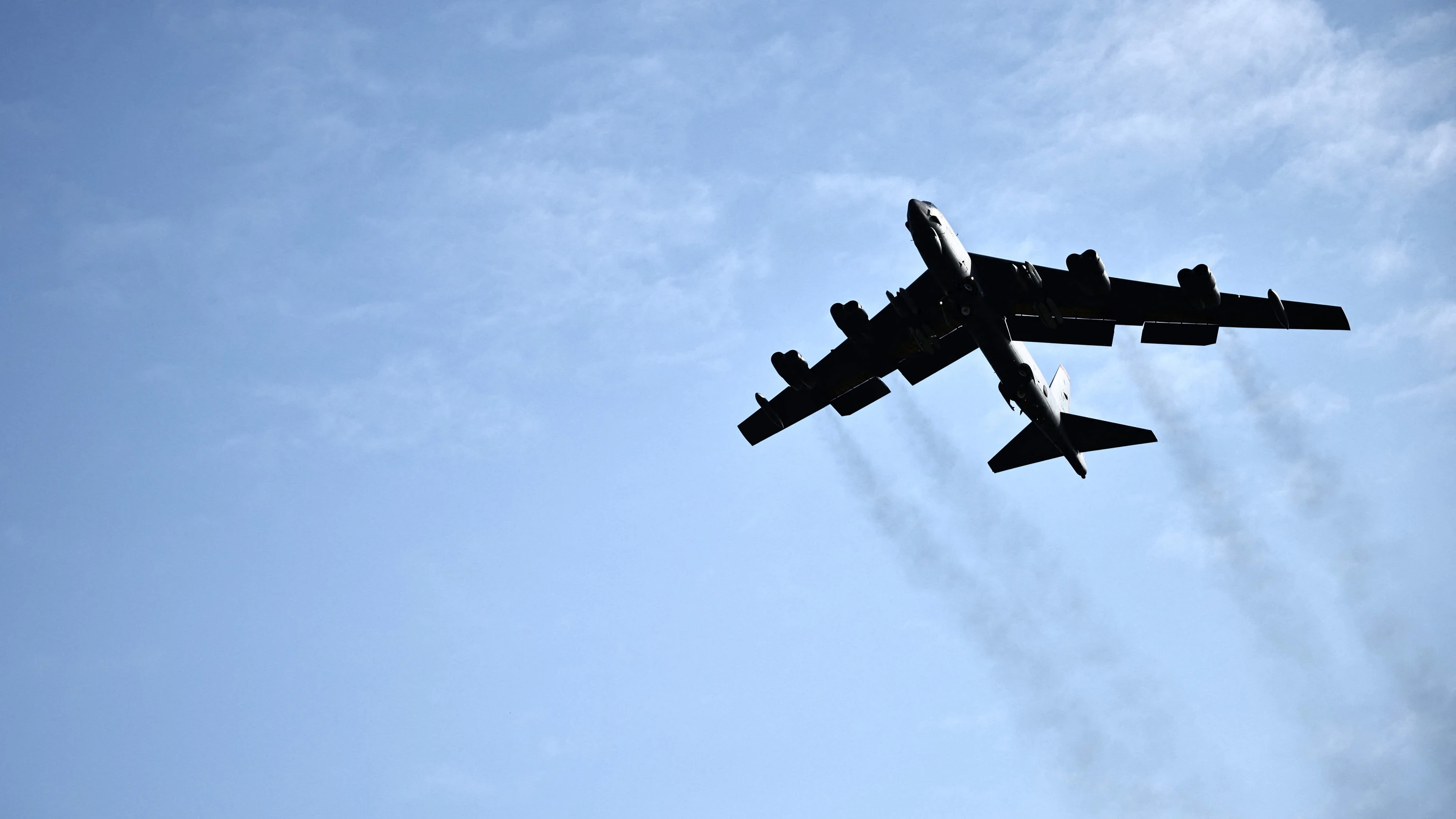 Kurz nach dem Start: B-52-Bomber in Kalifornien abgestürzt Kurz nach dem Start: B-52-Bomber in Kalifornien abgestürzt
