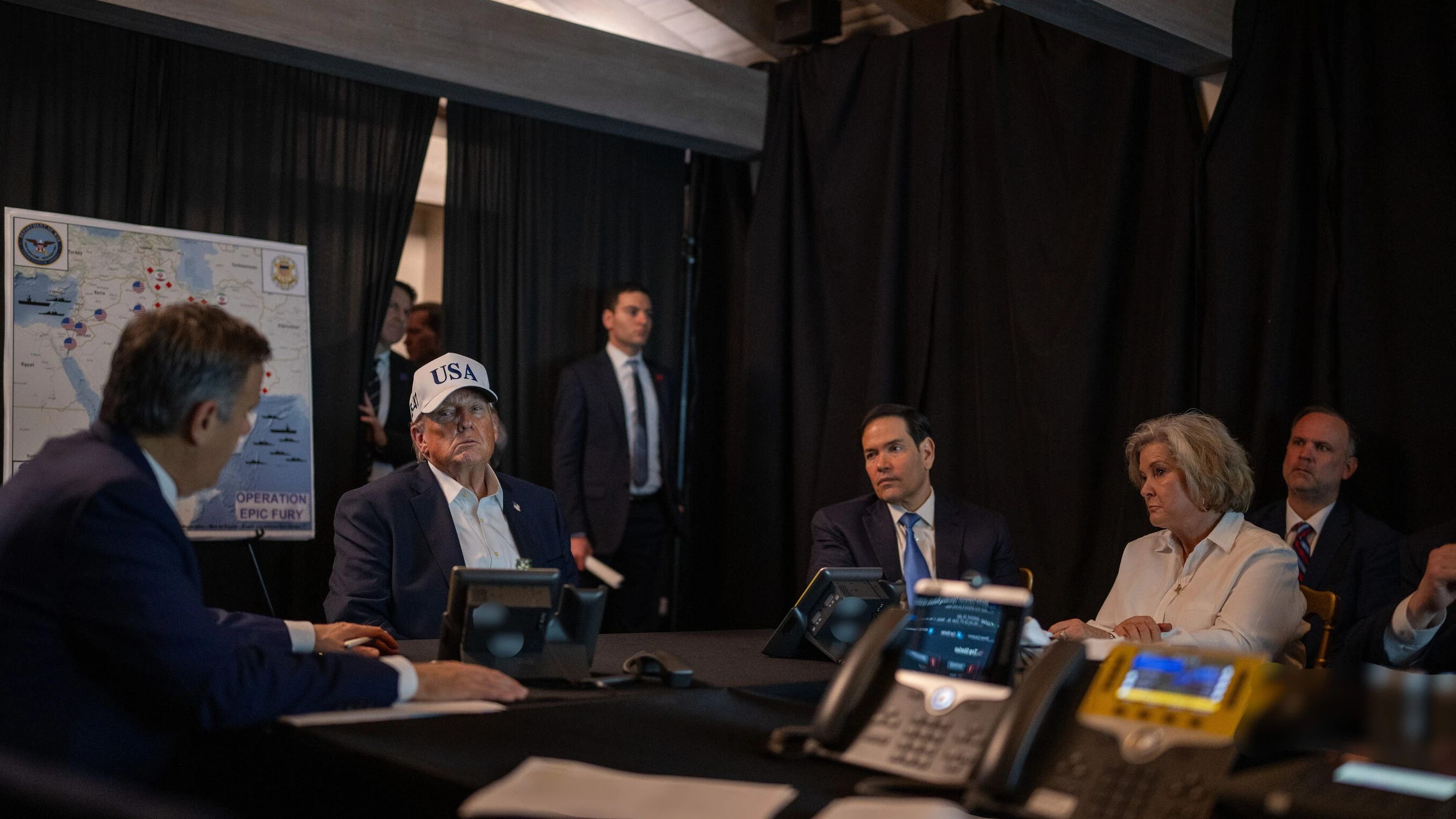 Donald Trump beaufsichtigt den Angriff der amerikanischen Truppen in seinem Anwesen Mar-a-Lago. - Laif