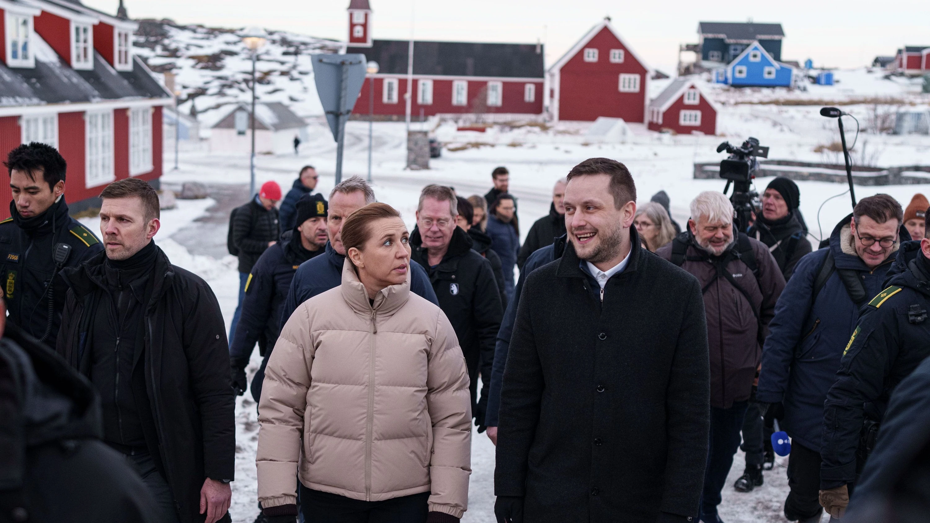 Grönlands Regierungschef Jens-Frederik Nielsen mit Dänemarks Ministerpräsidentin Mette Frederiksen am Freitag in Nuuk - AP